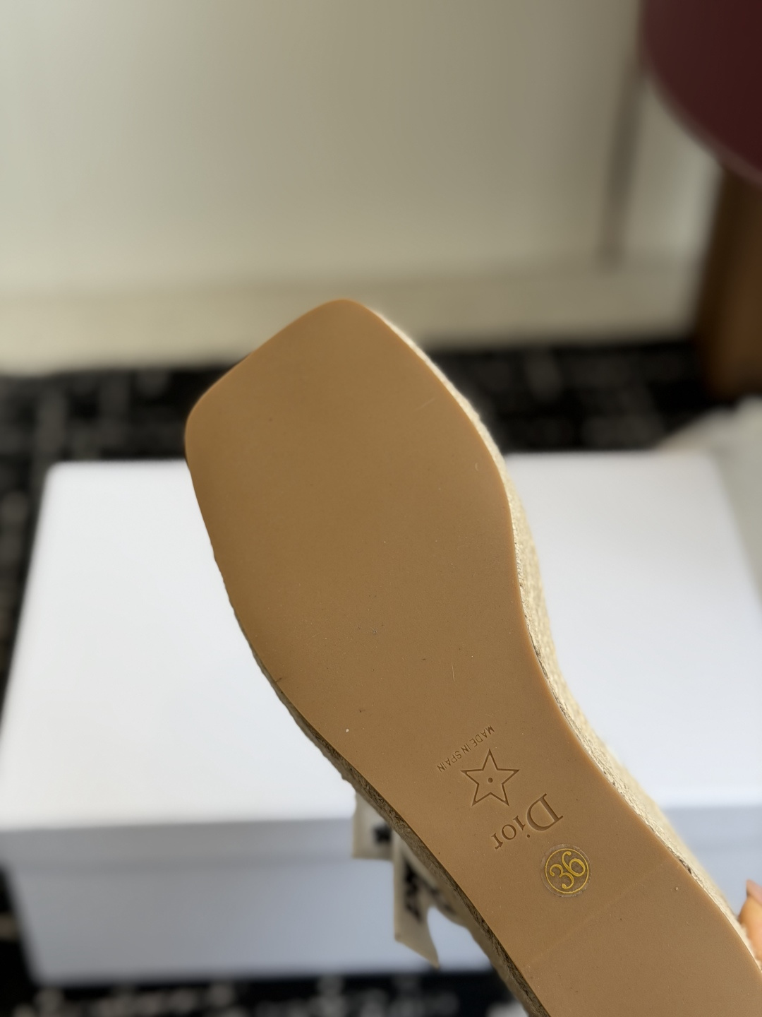 代购级Dior 迪奥 26ss 夏季高版本新款 厚底凉鞋简约超级百搭. 上脚完美奢华可任意搭配春夏服饰.