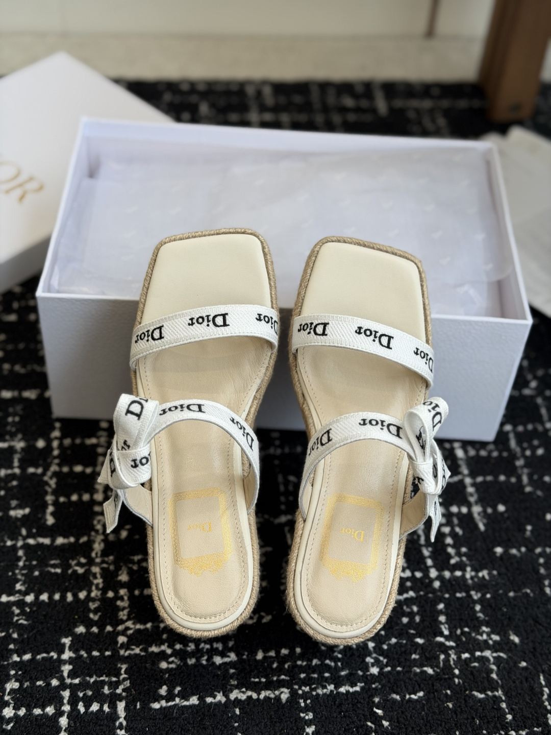 代购级Dior 迪奥 26ss 夏季高版本新款 厚底凉鞋简约超级百搭. 上脚完美奢华可任意搭配春夏服饰.