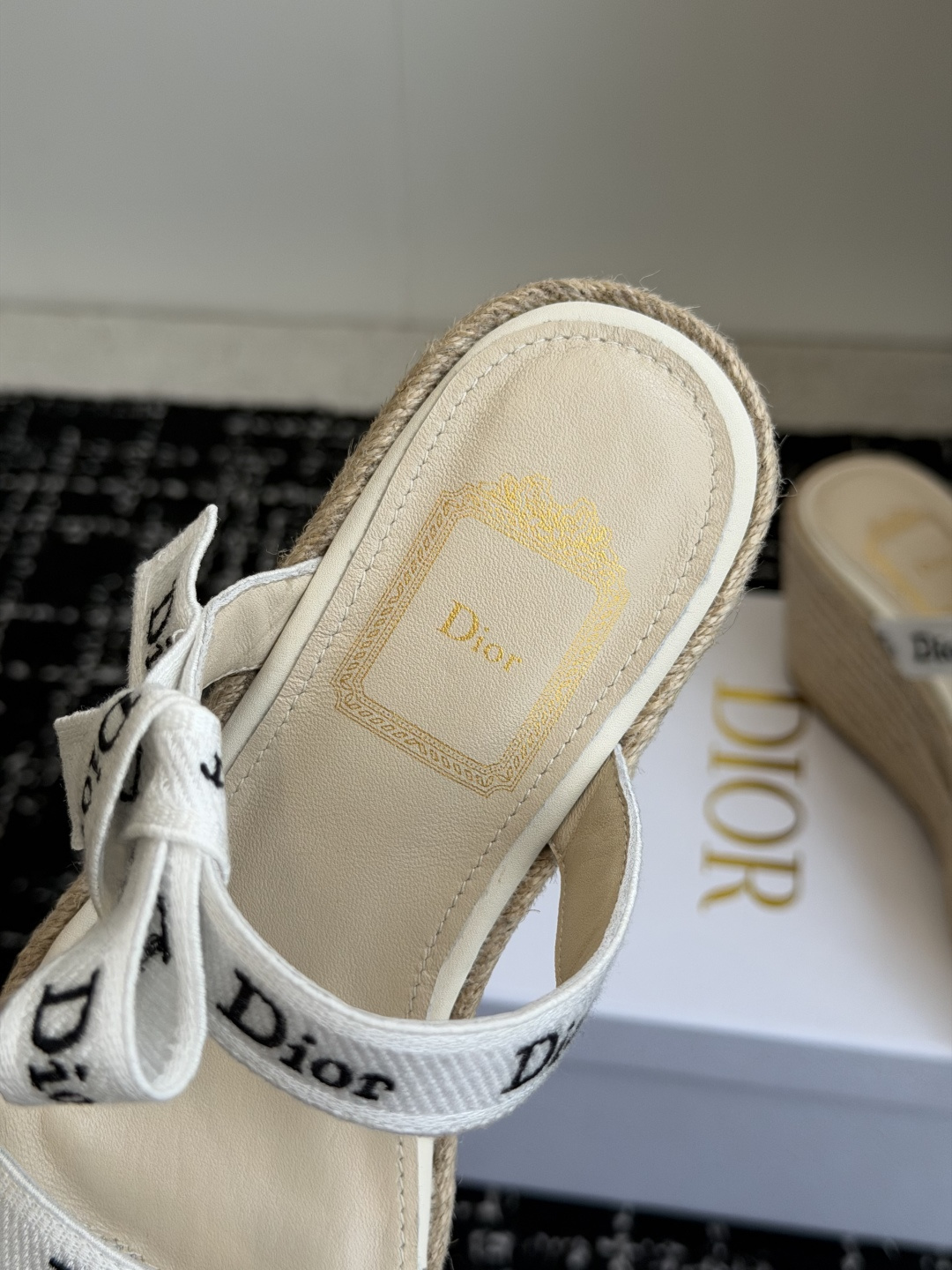 代购级Dior 迪奥 26ss 夏季高版本新款 厚底凉鞋简约超级百搭. 上脚完美奢华可任意搭配春夏服饰.