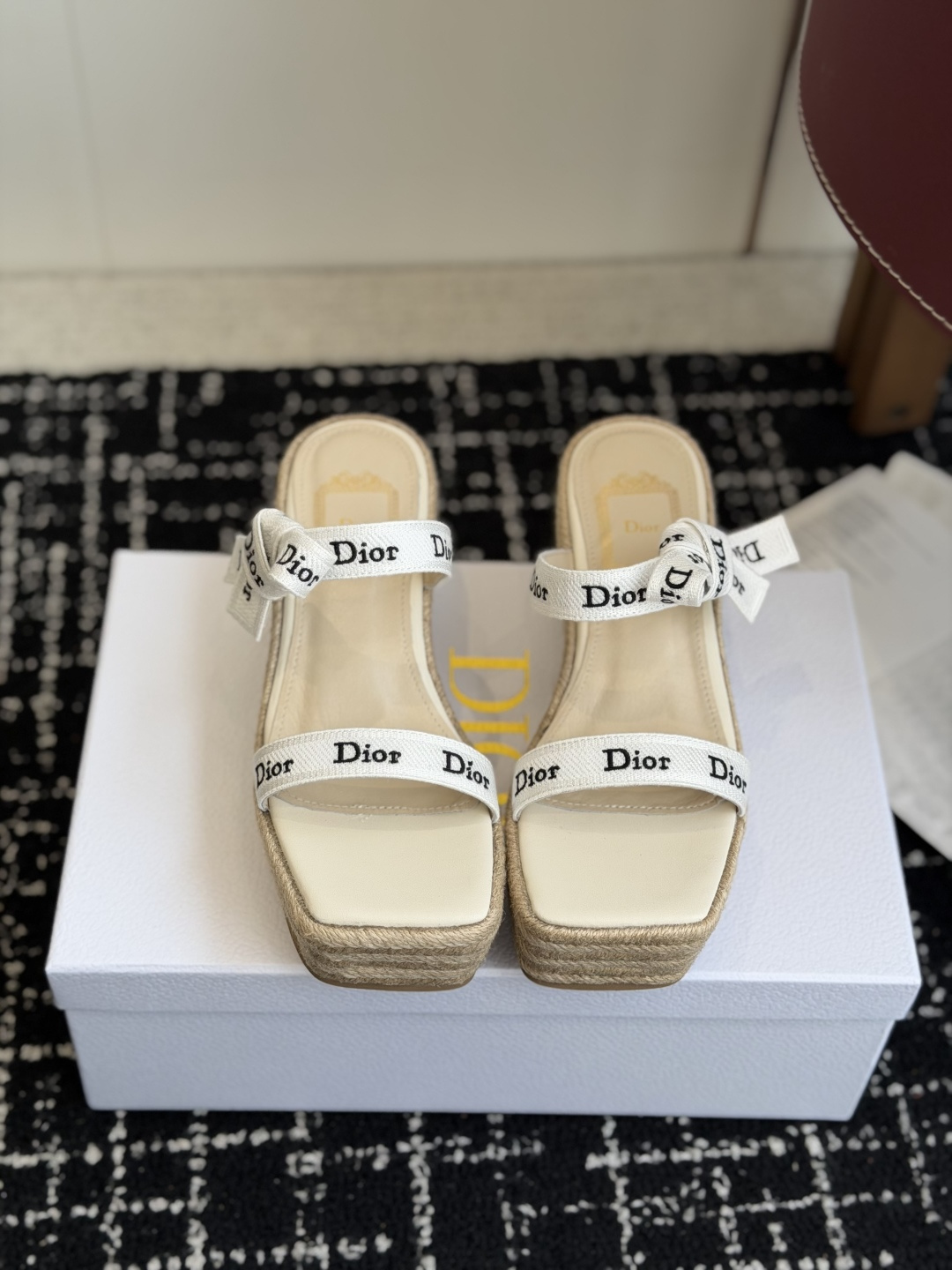 代购级Dior 迪奥 26ss 夏季高版本新款 厚底凉鞋简约超级百搭. 上脚完美奢华可任意搭配春夏服饰.