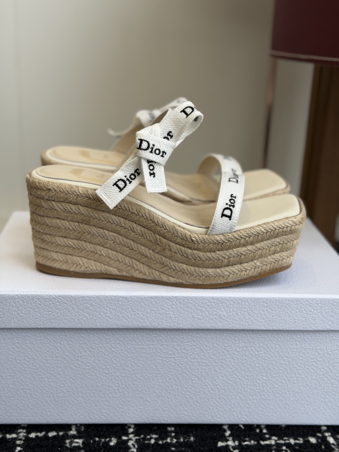 代购级Dior 迪奥 26ss 夏季高版本新款 厚底凉鞋简约超级百搭. 上脚完美奢华可任意搭配春夏服饰.