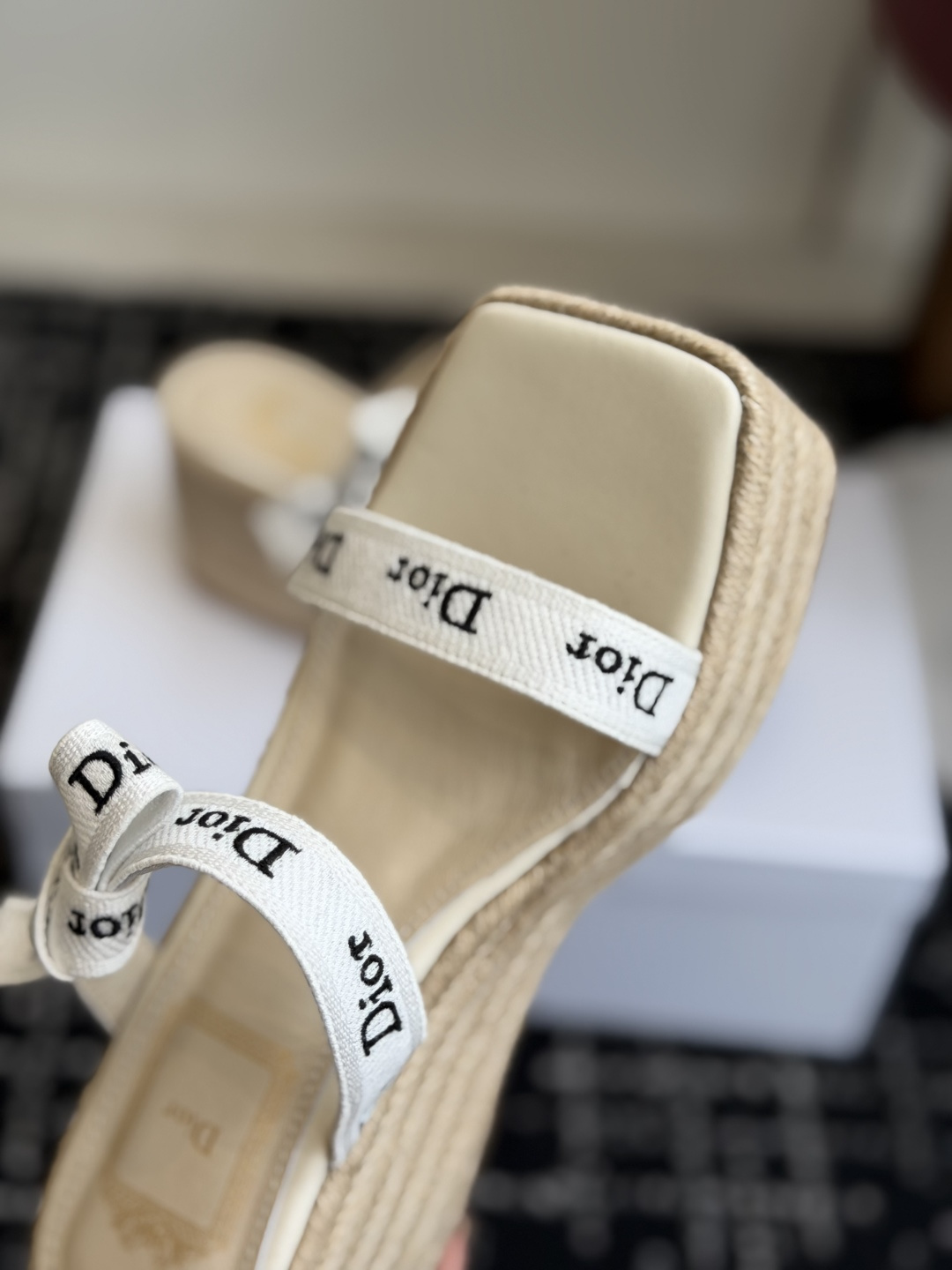 代购级Dior 迪奥 26ss 夏季高版本新款 厚底凉鞋简约超级百搭. 上脚完美奢华可任意搭配春夏服饰.