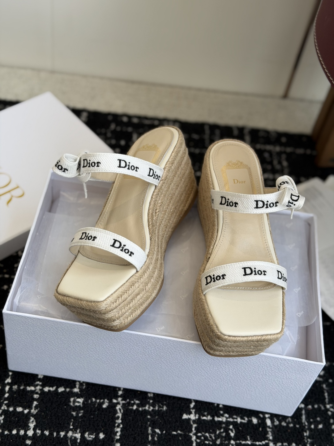 代购级Dior 迪奥 26ss 夏季高版本新款 厚底凉鞋简约超级百搭. 上脚完美奢华可任意搭配春夏服饰.