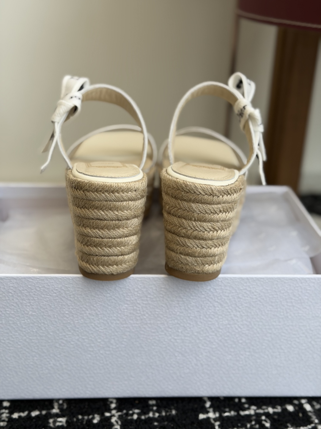 代购级Dior 迪奥 26ss 夏季高版本新款 厚底凉鞋简约超级百搭. 上脚完美奢华可任意搭配春夏服饰.