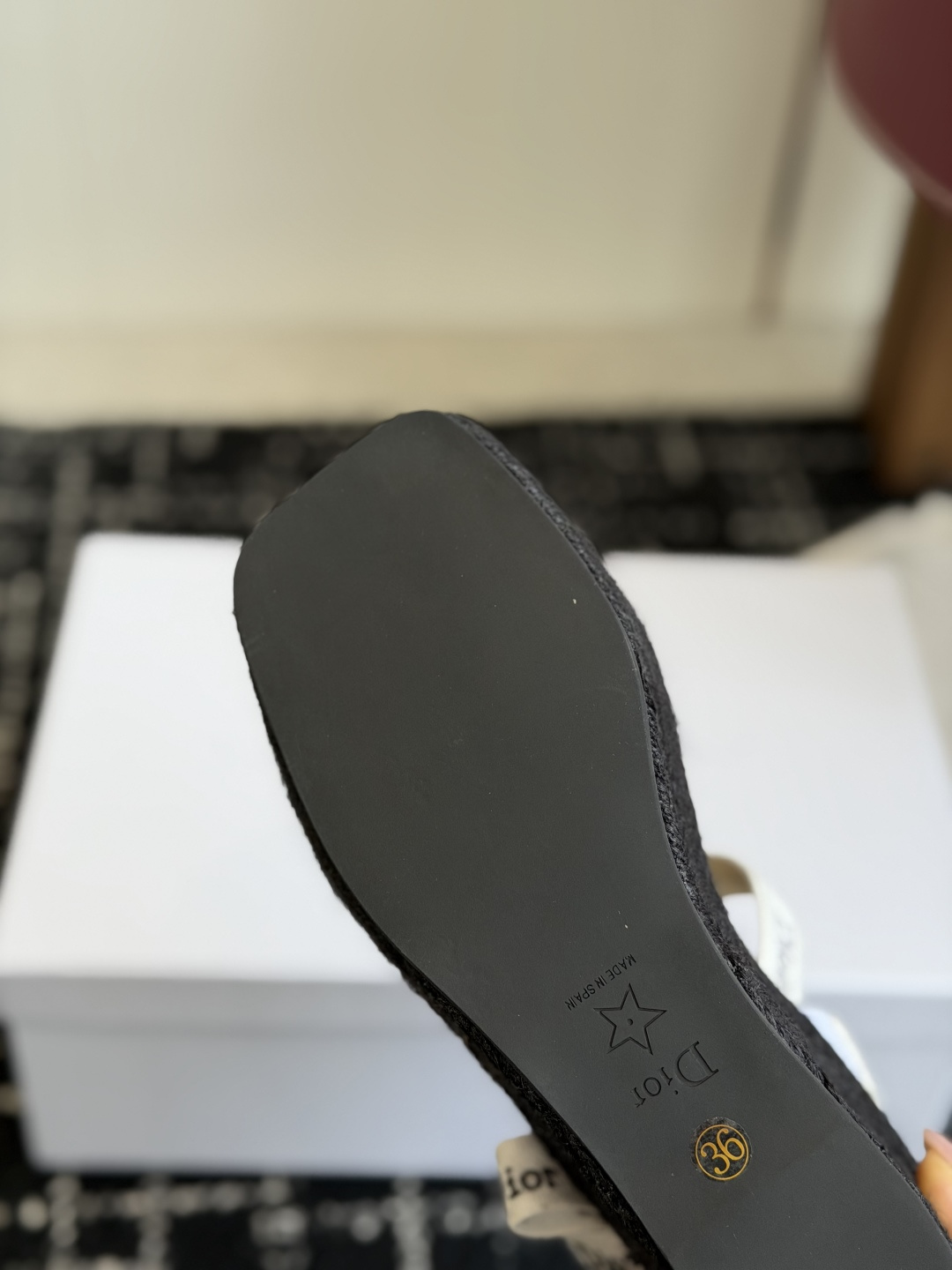 代购级Dior 迪奥 26ss 夏季高版本新款 厚底凉鞋简约超级百搭. 上脚完美奢华可任意搭配春夏服饰.