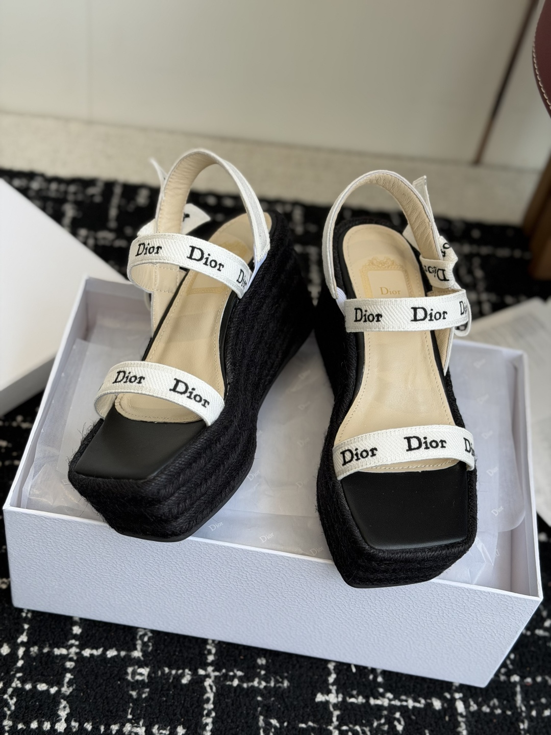 代购级Dior 迪奥 26ss 夏季高版本新款 厚底凉鞋简约超级百搭. 上脚完美奢华可任意搭配春夏服饰.
