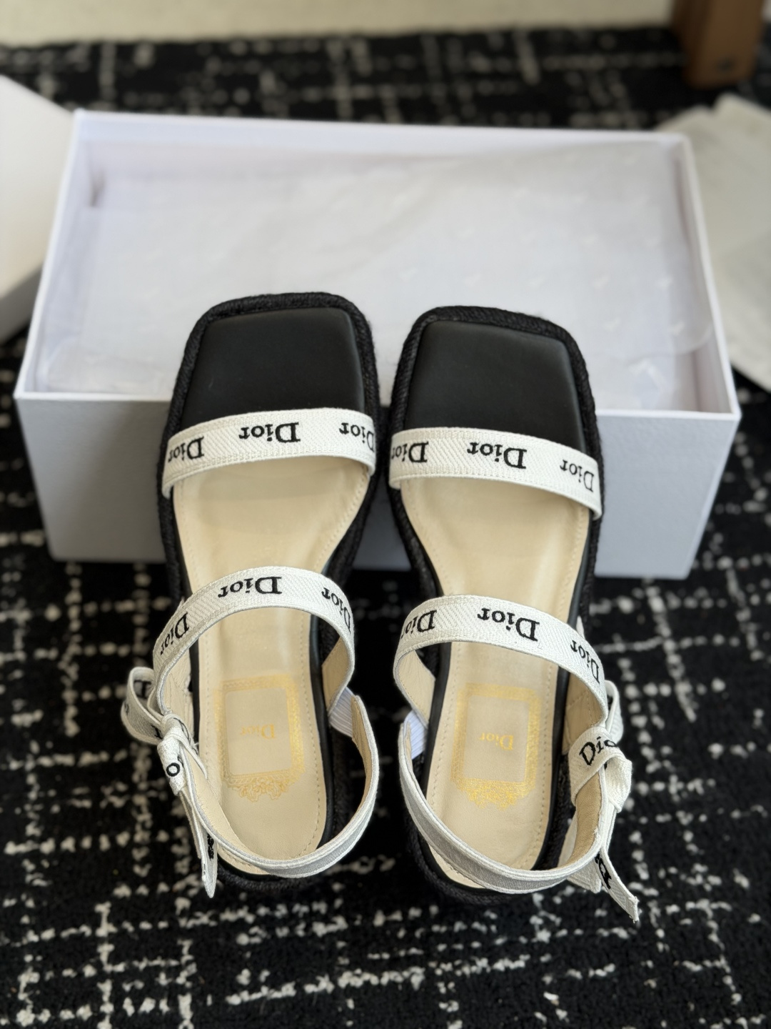 代购级Dior 迪奥 26ss 夏季高版本新款 厚底凉鞋简约超级百搭. 上脚完美奢华可任意搭配春夏服饰.