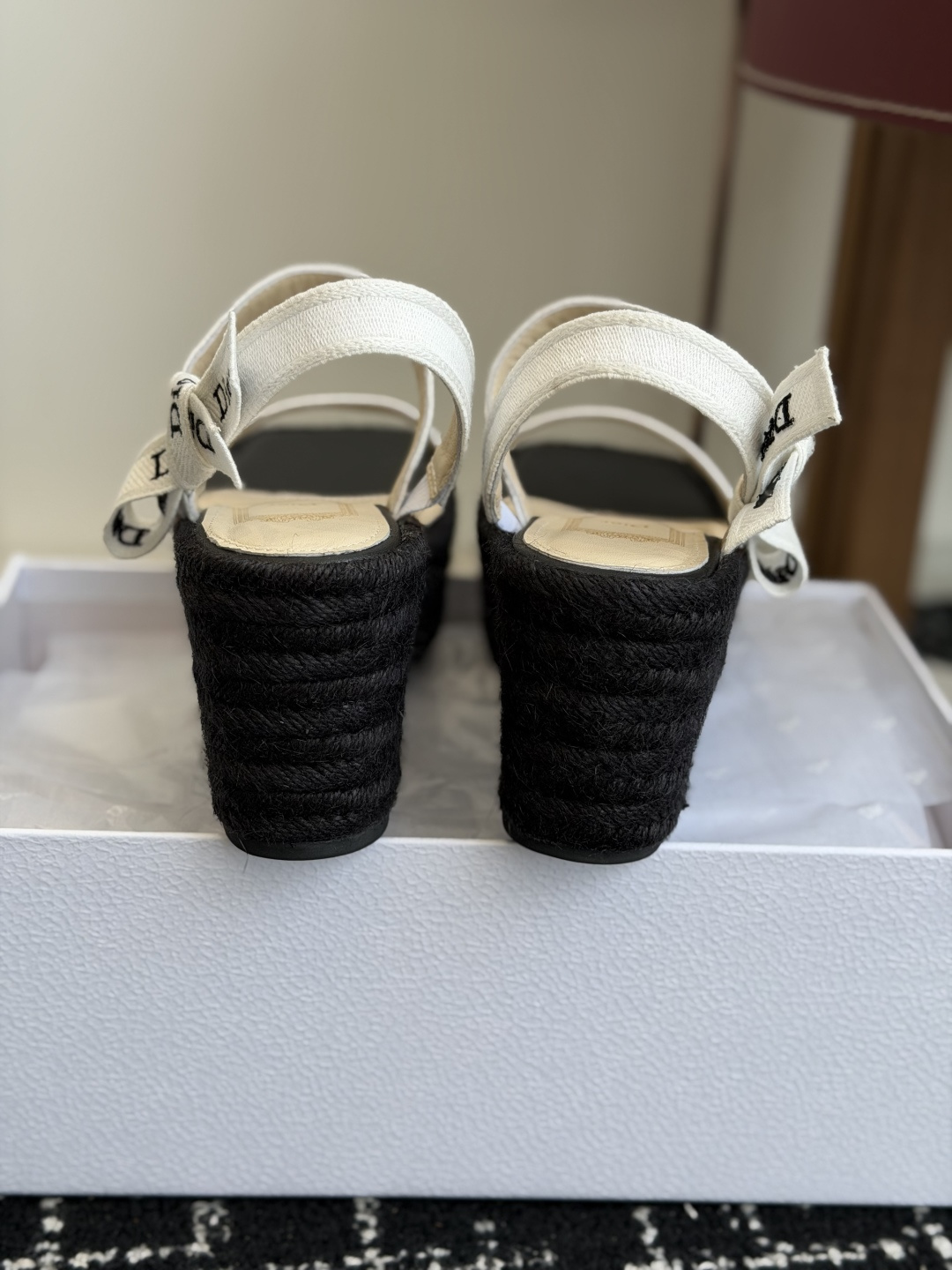 代购级Dior 迪奥 26ss 夏季高版本新款 厚底凉鞋简约超级百搭. 上脚完美奢华可任意搭配春夏服饰.