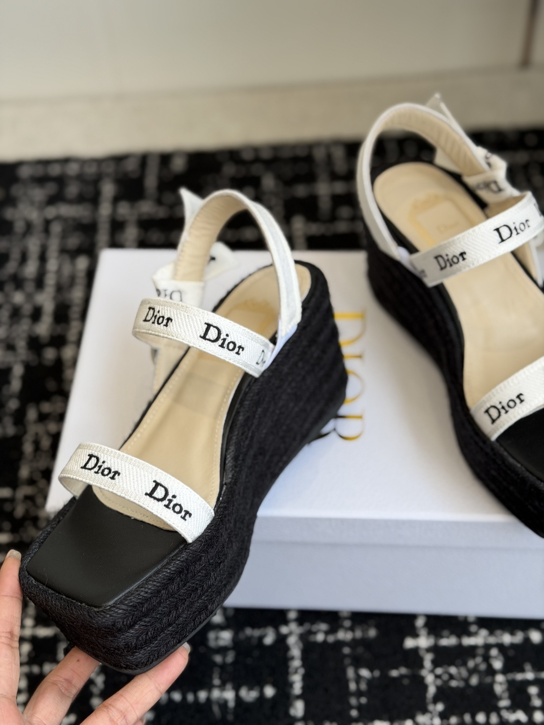 代购级Dior 迪奥 26ss 夏季高版本新款 厚底凉鞋简约超级百搭. 上脚完美奢华可任意搭配春夏服饰.