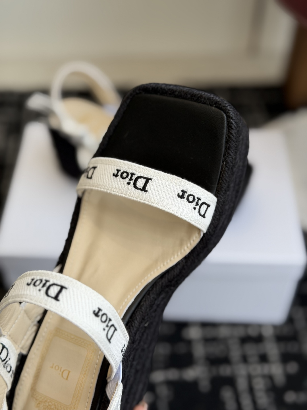 代购级Dior 迪奥 26ss 夏季高版本新款 厚底凉鞋简约超级百搭. 上脚完美奢华可任意搭配春夏服饰.