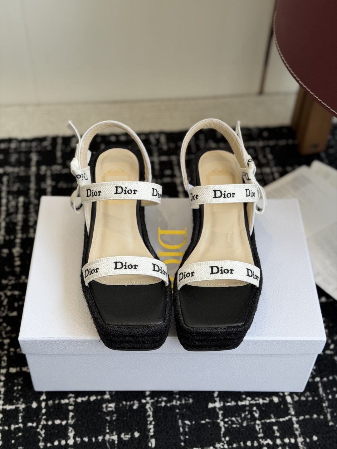 代购级Dior 迪奥 26ss 夏季高版本新款 厚底凉鞋简约超级百搭. 上脚完美奢华可任意搭配春夏服饰.