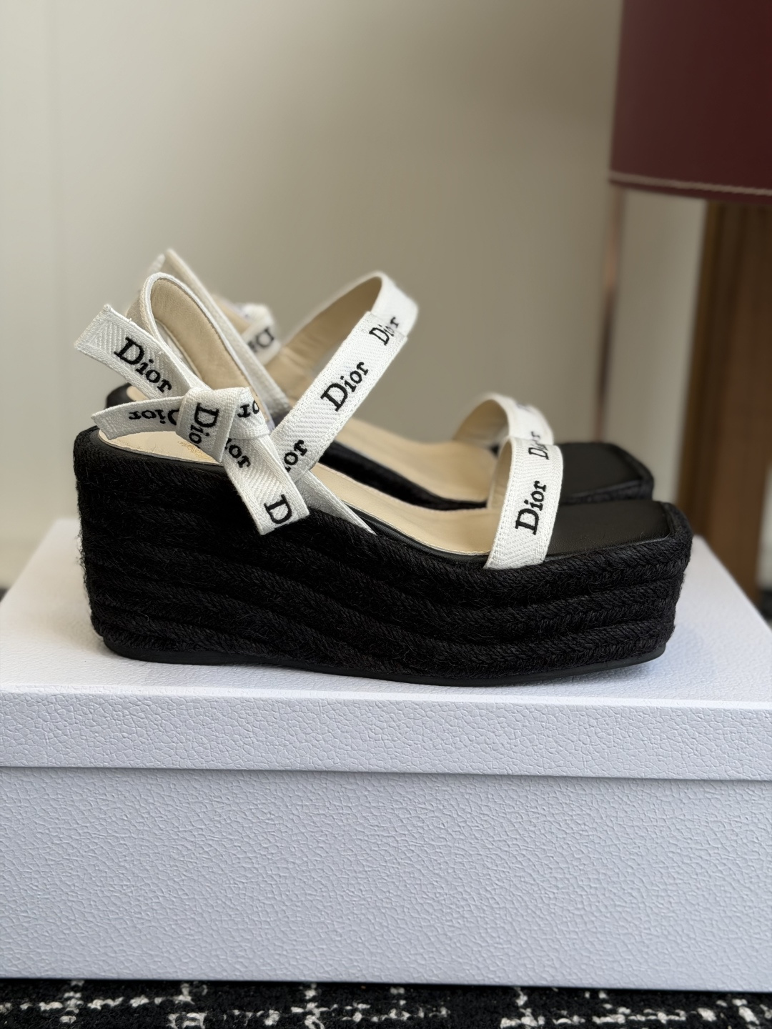 代购级Dior 迪奥 26ss 夏季高版本新款 厚底凉鞋简约超级百搭. 上脚完美奢华可任意搭配春夏服饰.