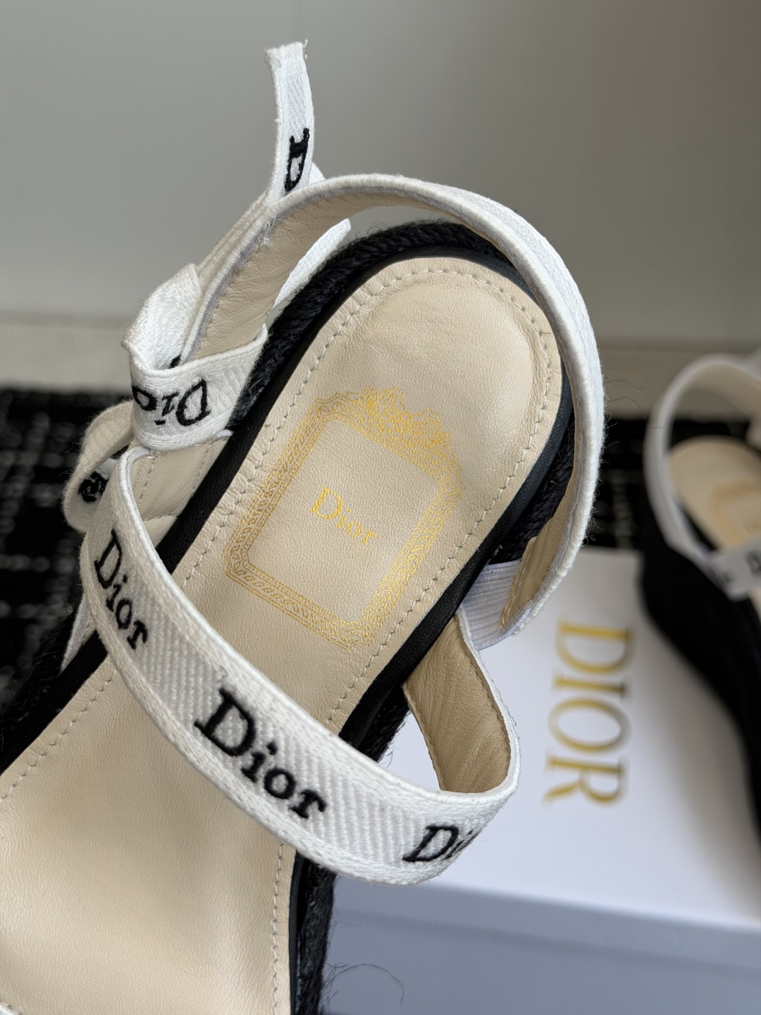 代购级Dior 迪奥 26ss 夏季高版本新款 厚底凉鞋简约超级百搭. 上脚完美奢华可任意搭配春夏服饰.
