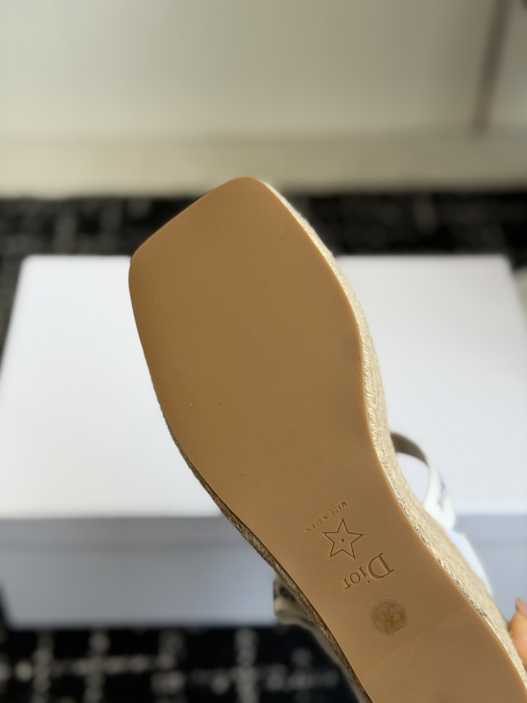 代购级Dior 迪奥 26ss 夏季高版本新款 厚底凉鞋简约超级百搭. 上脚完美奢华可任意搭配春夏服饰.