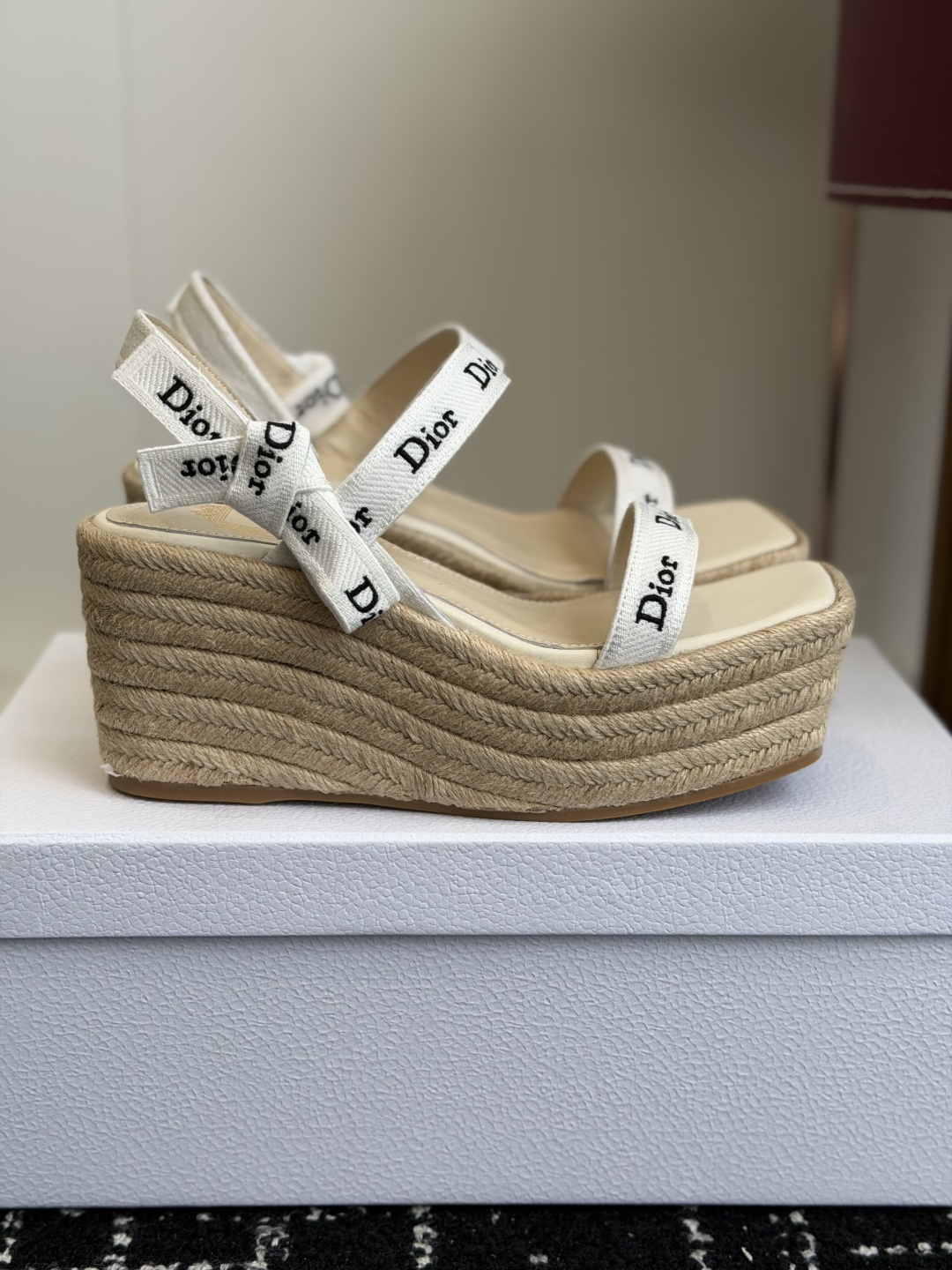 代购级Dior 迪奥 26ss 夏季高版本新款 厚底凉鞋简约超级百搭. 上脚完美奢华可任意搭配春夏服饰.