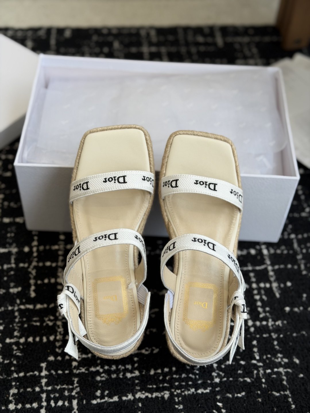 代购级Dior 迪奥 26ss 夏季高版本新款 厚底凉鞋简约超级百搭. 上脚完美奢华可任意搭配春夏服饰.