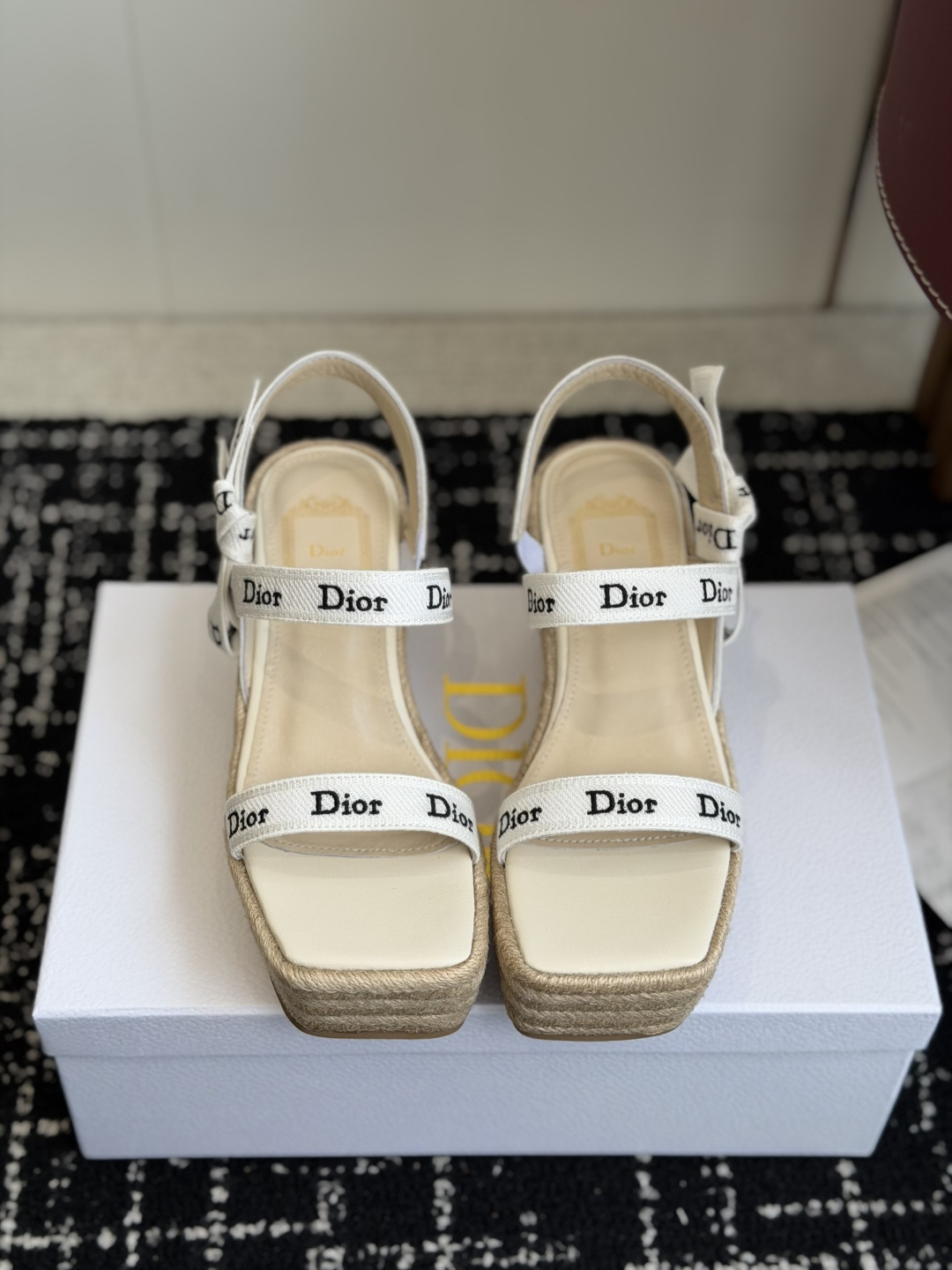 NO:876555,Purchasing agent Dior 26ss summer high version new thick-soled sandals, simple and super versatile. Perfect and luxurious on the feet, can be matched with any spring and summer clothes. The feet feel even more comfortable!  The material is a perfect replica of the original version. The original disassembly and molding. The fabric is original custom cowhide. The lining is original custom sheepskin. The foot pads are original custom sheepskin. Outsole. Wedge sole. Heel height 8cm. Size#35-41 (40 41 custom-made, non-refundable). High heels and slippers, dior, dior, sandals, high heels, slippers, cowhide, sheepskin.19860909代购级 Dior 迪奥 26ss 夏季高版本新款 厚底凉鞋 简约超级百搭. 上脚完美奢华可任意搭配春夏服饰. 脚感更是舒适！材质原版完美复刻. 原版拆解开模. 面料原版定制牛皮 内里原版定制羊皮 垫脚原版定制羊皮 大底坡跟大底 跟高8cm Size#35-41（40 41 订做不退换）,高跟鞋拖鞋,dior,dior,sandals,high heels,slippers,cowhide,sheepskin,Women's Shoes
