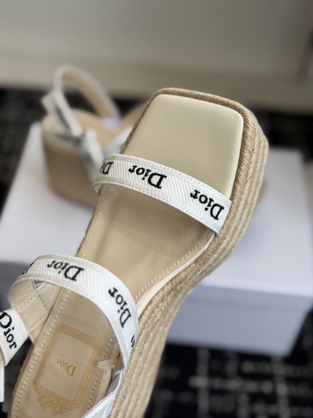 代购级Dior 迪奥 26ss 夏季高版本新款 厚底凉鞋简约超级百搭. 上脚完美奢华可任意搭配春夏服饰.