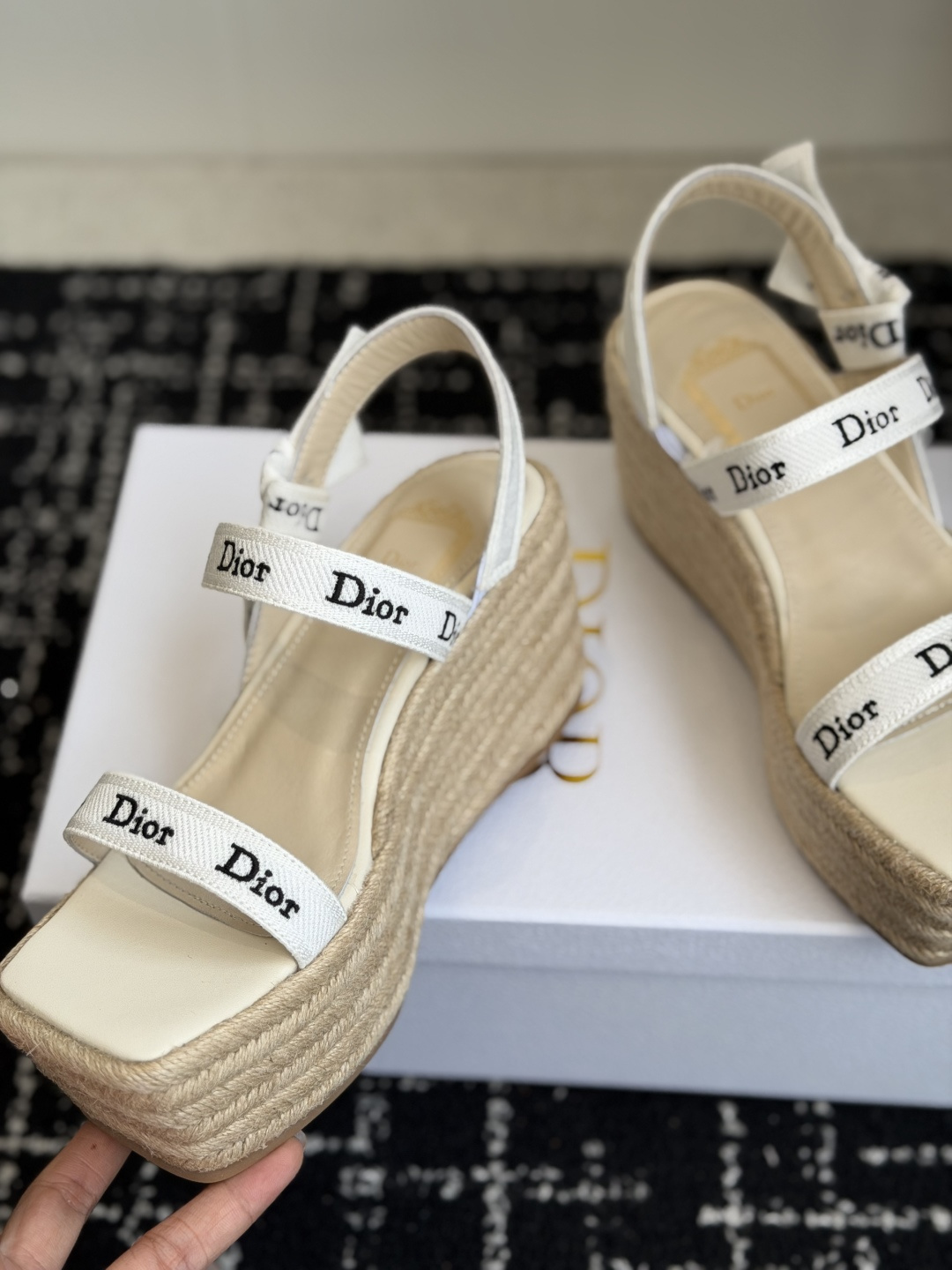 代购级Dior 迪奥 26ss 夏季高版本新款 厚底凉鞋简约超级百搭. 上脚完美奢华可任意搭配春夏服饰.