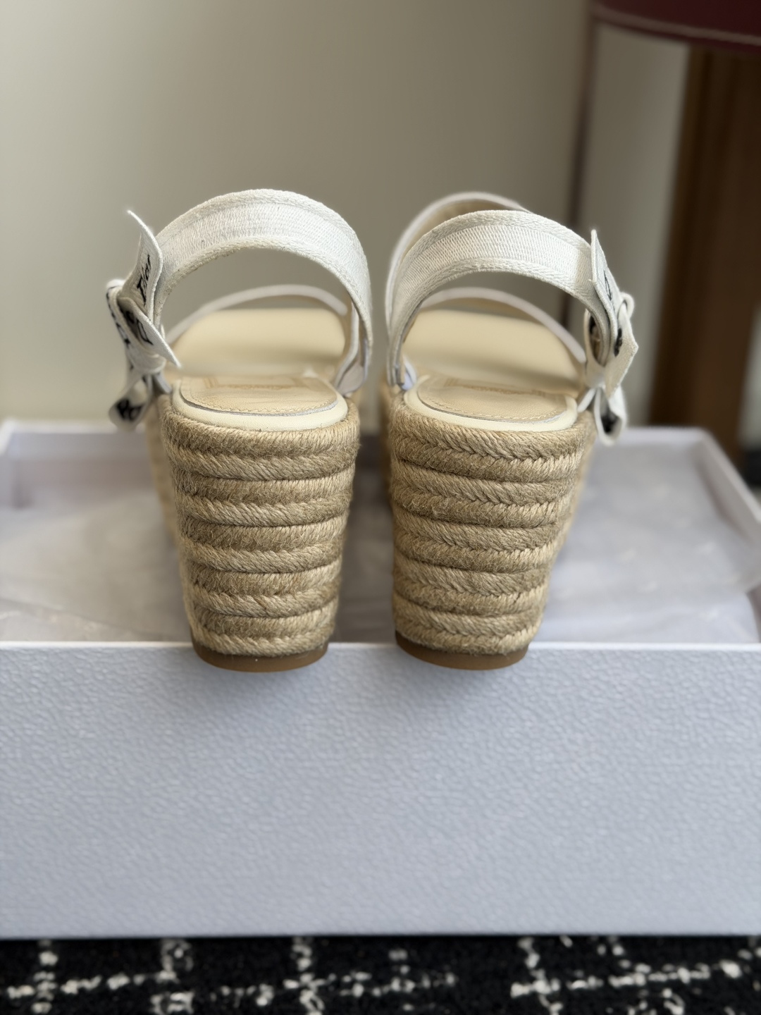 代购级Dior 迪奥 26ss 夏季高版本新款 厚底凉鞋简约超级百搭. 上脚完美奢华可任意搭配春夏服饰.