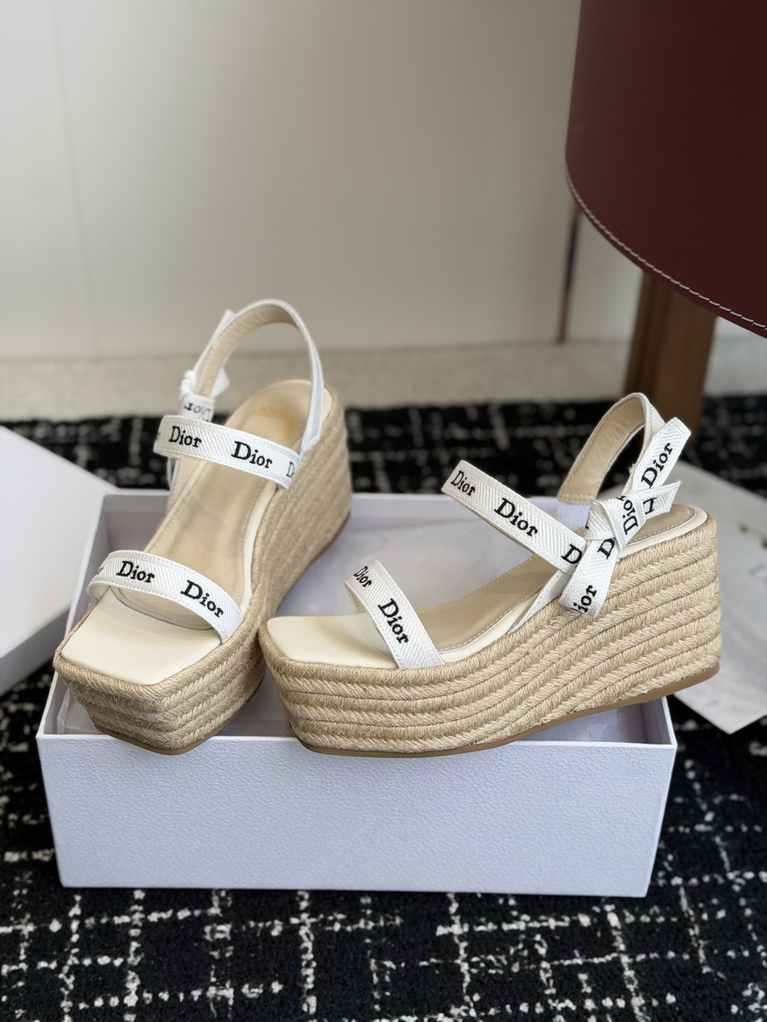 代购级Dior 迪奥 26ss 夏季高版本新款 厚底凉鞋简约超级百搭. 上脚完美奢华可任意搭配春夏服饰.