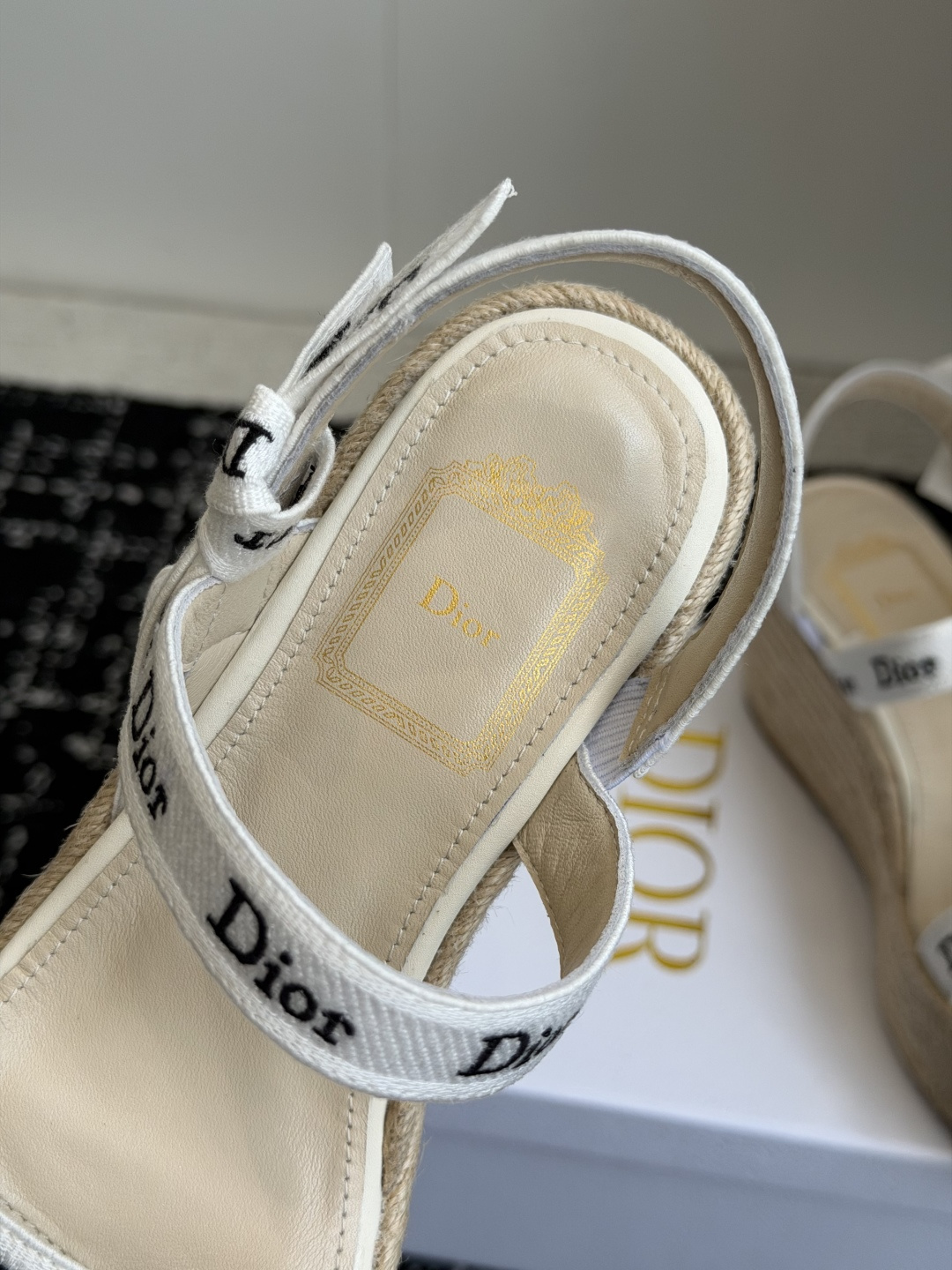 代购级Dior 迪奥 26ss 夏季高版本新款 厚底凉鞋简约超级百搭. 上脚完美奢华可任意搭配春夏服饰.