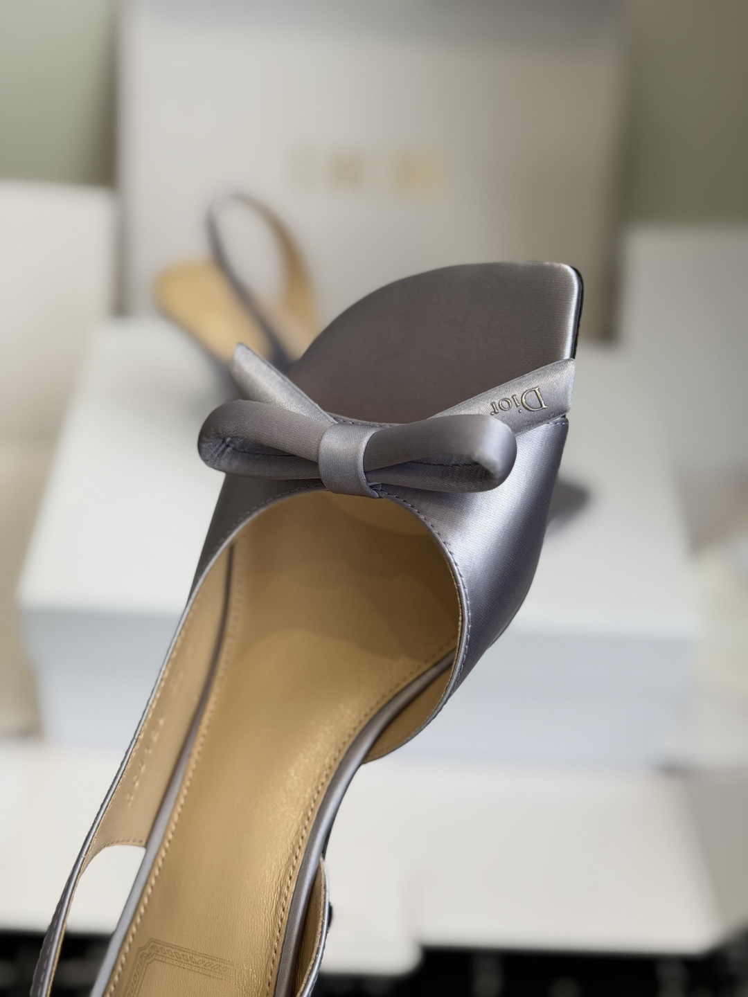 东莞代购级迪奥 Dior 26ss 新色 新元素MISS DIOR 春夏新款方头蝴蝶结拖鞋刺绣、丝绸元素