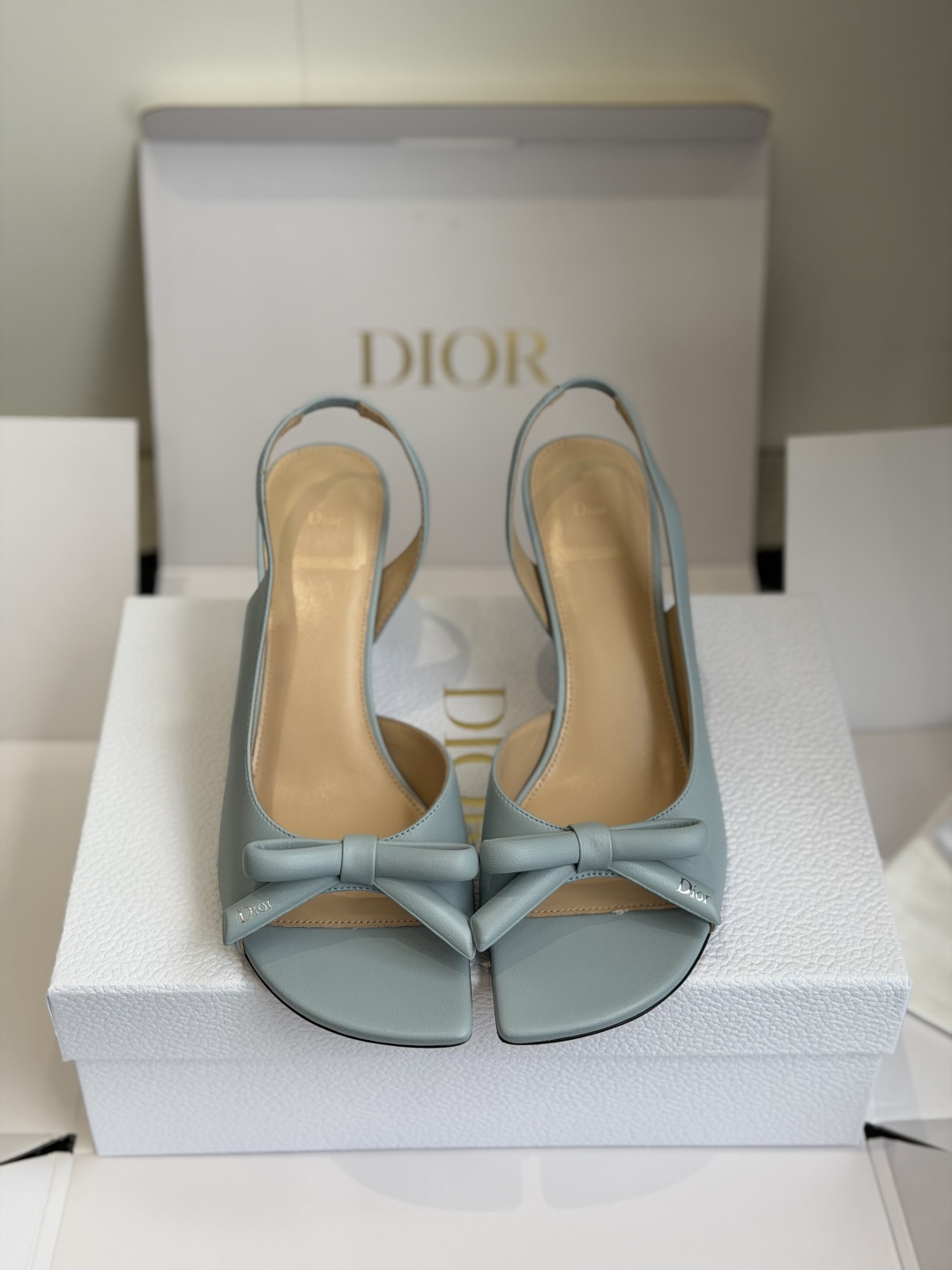 NO:876542,Dongguan purchasing agent Dior 26ss new colors new elements MISS DIOR spring and summer new square toe bow slippers embroidery, silk elements square toe jelly color open toe slippers top version on the market upper cowhide silk water sheepskin lining outsole Italian genuine leather outsole heel height 8.5 Size#35-42 (40 41  42 (custom-made, non-refundable), high heels and sandals, dior, dior, sandals, high heels, slippers, cowhide, sheepskin, Leather soles19860909东莞代购级 迪奥 Dior 26ss 新色 新元素MISS DIOR 春夏新款方头蝴蝶结拖鞋 刺绣、丝绸元素 方头 果冻色露趾拖鞋 市面顶级版本 鞋面牛皮丝绸水里羊皮内里 大底意大利真皮大底 跟高8.5 Size#35-42（40 41 42订做不退换）,高跟鞋凉鞋,dior,dior,sandals,high heels,slippers,cowhide,sheepskin,Leather soles,Women's Shoes