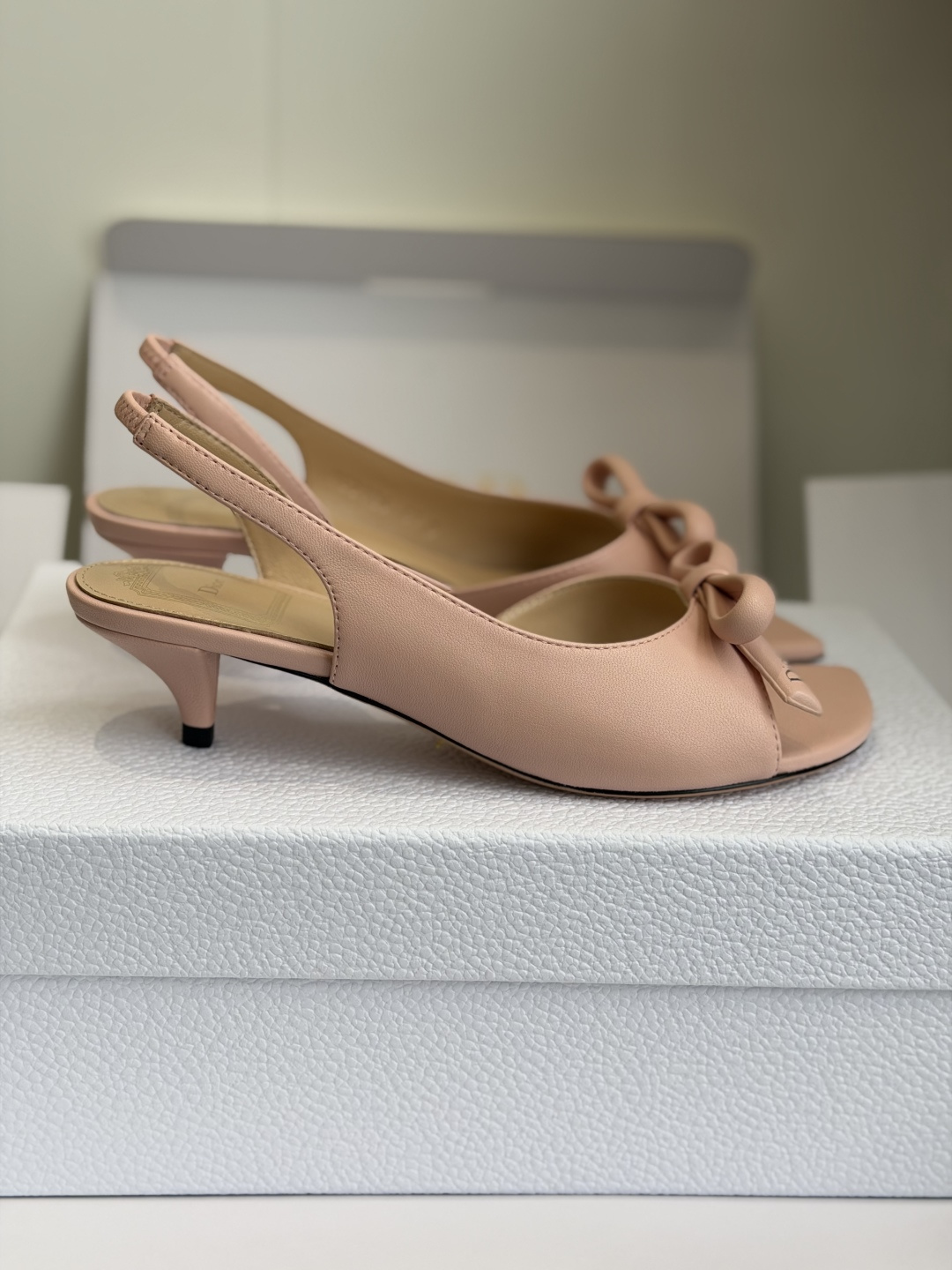 东莞代购级迪奥 Dior 26ss 新色 新元素MISS DIOR 春夏新款方头蝴蝶结拖鞋刺绣、丝绸元素