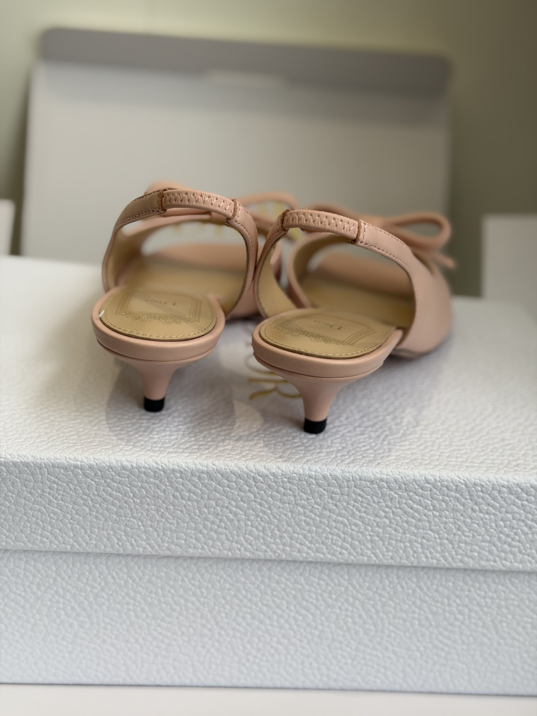 东莞代购级迪奥 Dior 26ss 新色 新元素MISS DIOR 春夏新款方头蝴蝶结拖鞋刺绣、丝绸元素