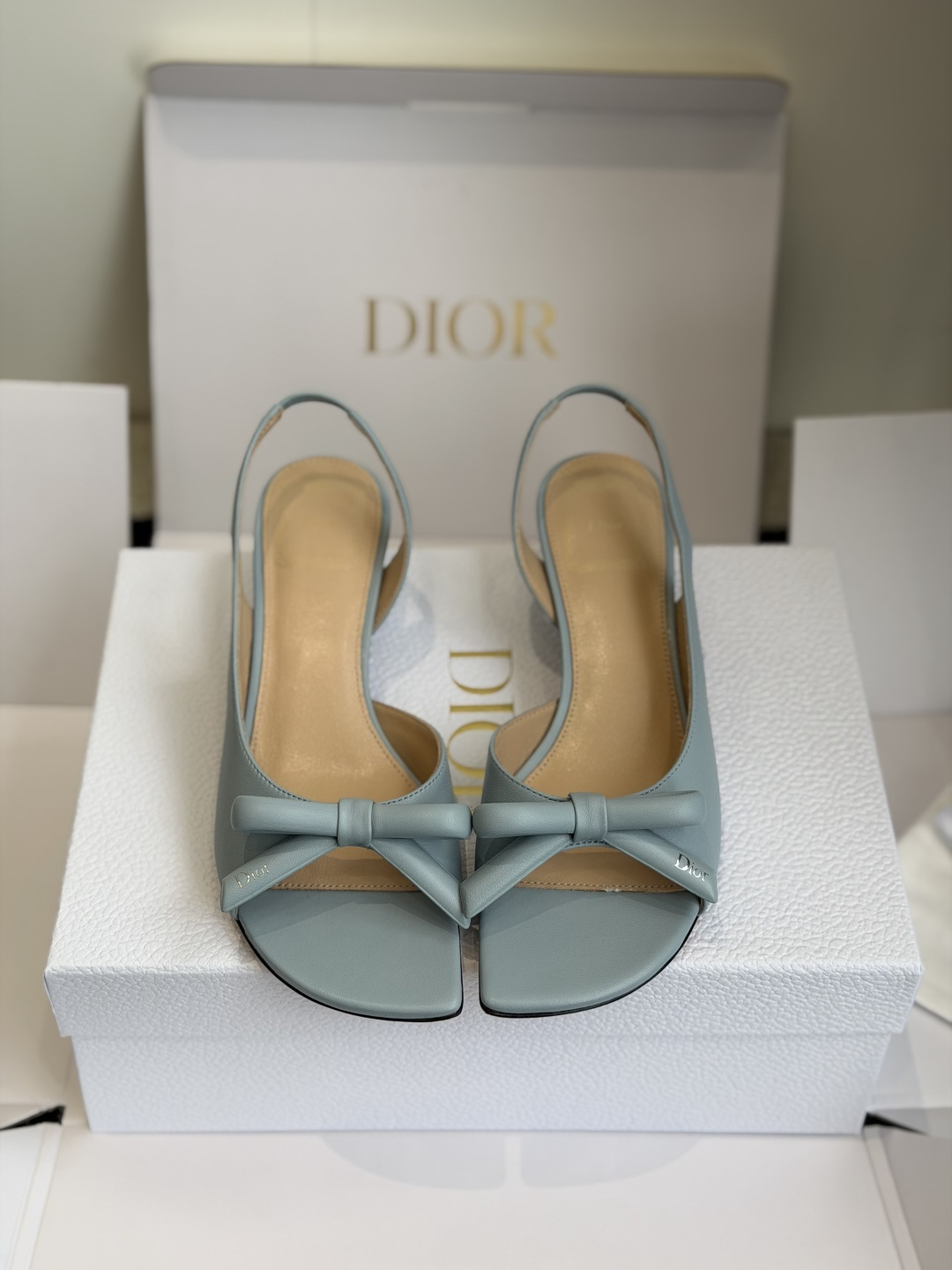 NO:876549,Dongguan purchasing agent Dior 26ss new color new element MISS DIOR spring and summer new square toe bow slippers embroidery, silk elements square toe jelly color open toe slippers top version on the market upper cowhide silk water sheepskin lining outsole Italian genuine leather outsole heel height 3.5cm Size #35-42 (40 41  42 (custom-made, non-refundable), high heels and sandals, dior, dior, sandals, high heels, slippers, cowhide, sheepskin, Leather soles19860909东莞代购级 迪奥 Dior 26ss 新色 新元素MISS DIOR 春夏新款方头蝴蝶结拖鞋 刺绣、丝绸元素 方头 果冻色露趾拖鞋 市面顶级版本 鞋面牛皮丝绸水里羊皮内里 大底意大利真皮大底 跟高3.5cm Size#35-42（40 41 42订做不退换）,高跟鞋凉鞋,dior,dior,sandals,high heels,slippers,cowhide,sheepskin,Leather soles,Women's Shoes