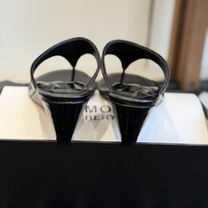 东莞代购级(高跟)小众品牌LE MONDE慵懒风夹趾高跟凉拖 全鞋内里+脚床均采用透气亲肤软皮内里,搭配 东莞代购级(高跟)小众品牌LE MONDE慵懒风夹趾高跟凉拖 全鞋内里+脚床均采用透气亲肤软皮内里,搭配