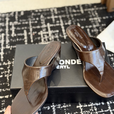东莞代购级(高跟)小众品牌LE MONDE慵懒风夹趾高跟凉拖 全鞋内里+脚床均采用透气亲肤软皮内里,搭配 东莞代购级(高跟)小众品牌LE MONDE慵懒风夹趾高跟凉拖 全鞋内里+脚床均采用透气亲肤软皮内里,搭配