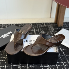 东莞代购级(高跟)小众品牌LE MONDE慵懒风夹趾高跟凉拖 全鞋内里+脚床均采用透气亲肤软皮内里,搭配 东莞代购级(高跟)小众品牌LE MONDE慵懒风夹趾高跟凉拖 全鞋内里+脚床均采用透气亲肤软皮内里,搭配