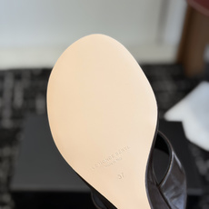 东莞代购级(高跟)小众品牌LE MONDE慵懒风夹趾高跟凉拖 全鞋内里+脚床均采用透气亲肤软皮内里,搭配 东莞代购级(高跟)小众品牌LE MONDE慵懒风夹趾高跟凉拖 全鞋内里+脚床均采用透气亲肤软皮内里,搭配