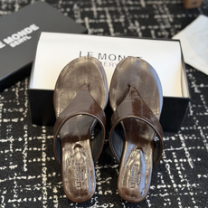 东莞代购级(高跟)小众品牌LE MONDE慵懒风夹趾高跟凉拖 全鞋内里+脚床均采用透气亲肤软皮内里,搭配 东莞代购级(高跟)小众品牌LE MONDE慵懒风夹趾高跟凉拖 全鞋内里+脚床均采用透气亲肤软皮内里,搭配