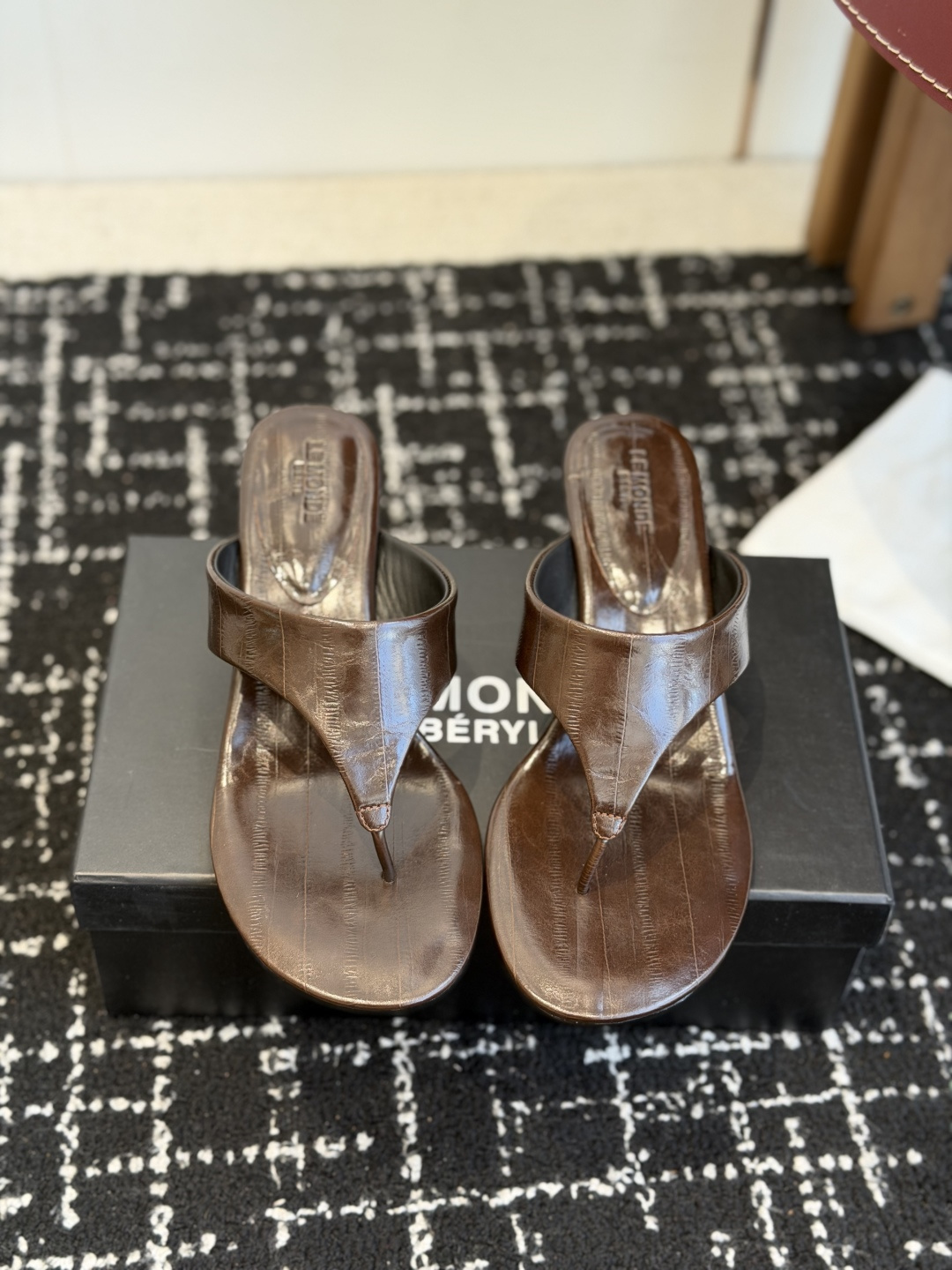 东莞代购级（高跟）小众品牌LE MONDE慵懒风夹趾高跟凉拖 全鞋内里+脚床均采用透气亲肤软皮内里，搭配