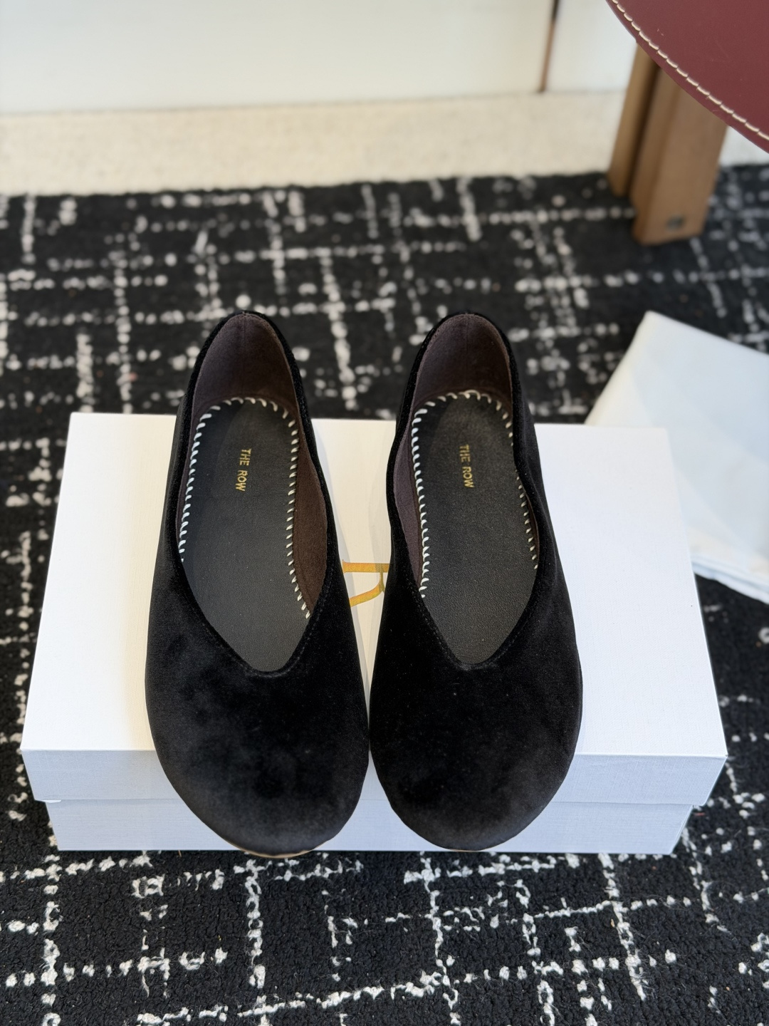 代购级The Row 新款单鞋the row每一季新品都吸引着时髦精的注意，这款真丝单鞋极简设计，简洁大