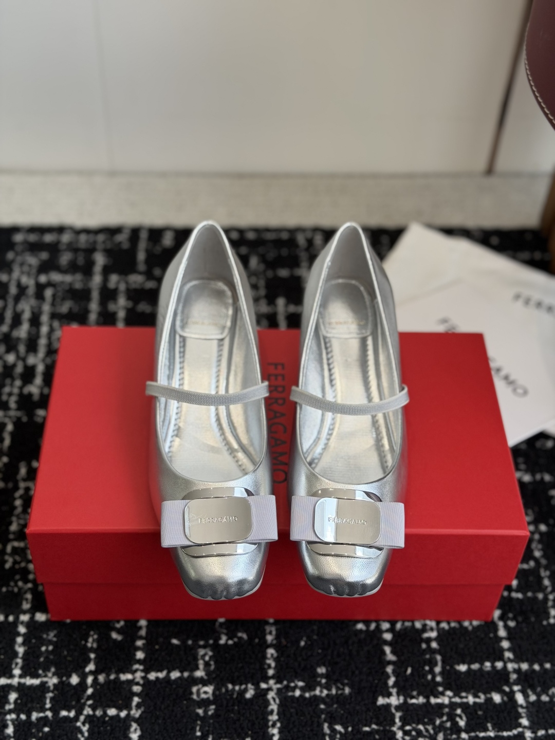 NO:876518,Dongguan purchasing agent Ferragamo 26 new pig nose shoes Mary Jane shoes French sweet retro style. Mary Jane women's shoes. One-word bow dance shoes, single shoes!  Silk metal buckle, with a sense of luxury. Imported custom sheepskin upper, sheepskin lining, sheepskin insole, heel height 4.0cm, size 35-40 (customized in 40), single shoes, ferragamo, mary jane, sheepskin, real silk19860909东莞代购级 菲拉格慕26新款猪鼻鞋玛丽珍鞋法式甜美复古风.玛丽珍女鞋.一字带蝴蝶结跳舞鞋,单鞋！ 真丝金属扣,自带高级感. 鞋面进口定制羊皮 内里羊皮 鞋垫羊皮 跟高4.0cm 尺码35-40（40定制）,单鞋,ferragamo,mary jane,sheepskin,real silk,Women's Shoes