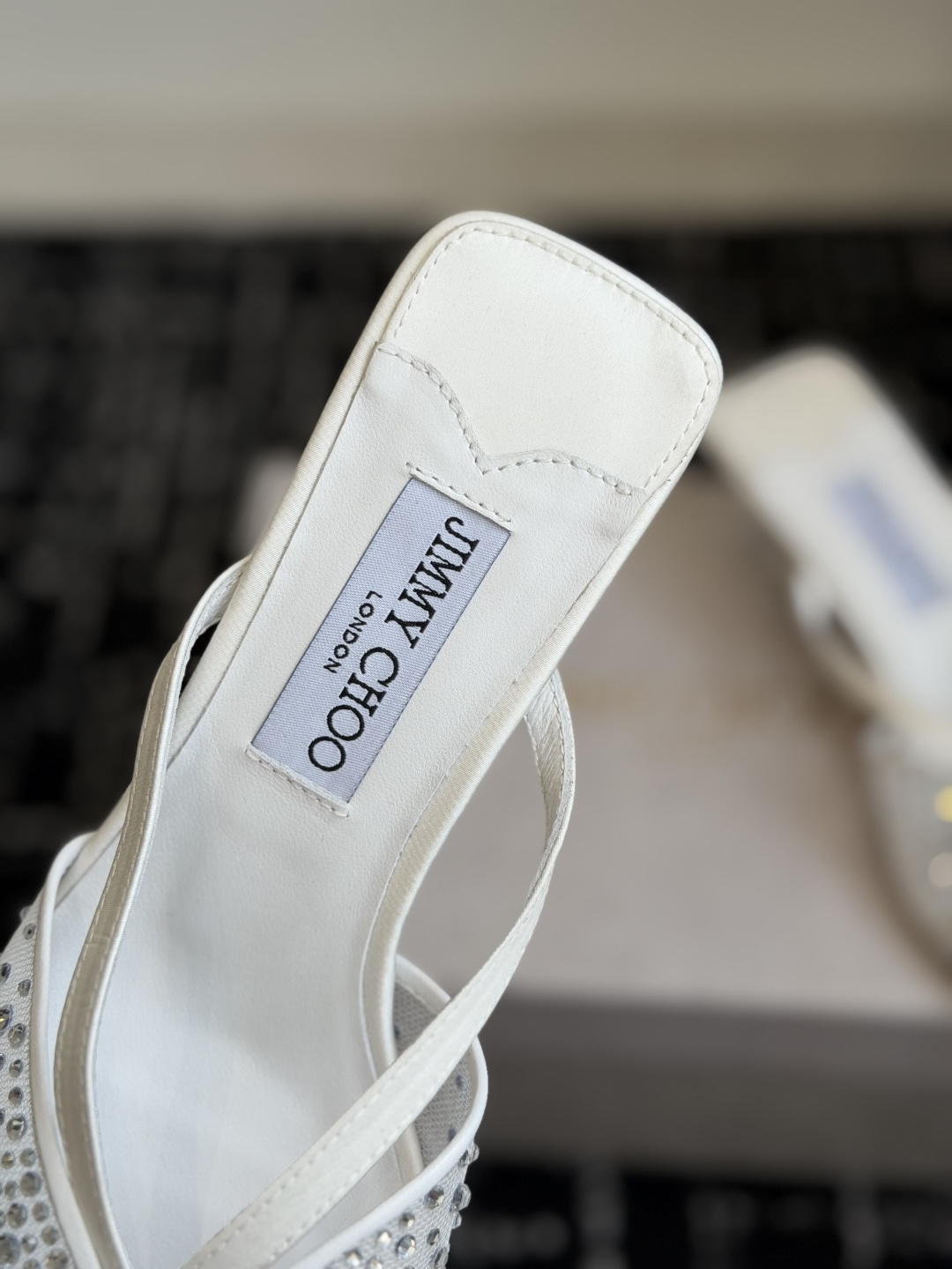 代购级Jimmy Choo 26ss 春夏 系列JC新款 高跟拖鞋 凉鞋模糊鞋履与珠宝配饰之间的界线 鲜
