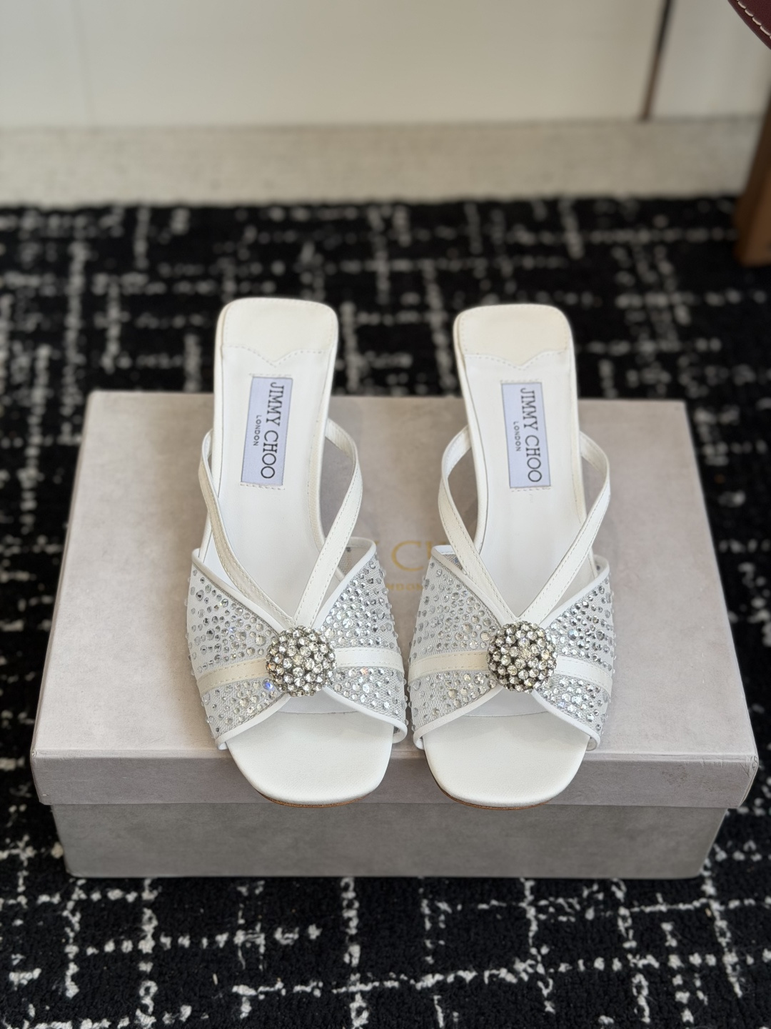 代购级Jimmy Choo 26ss 春夏 系列JC新款 高跟拖鞋 凉鞋模糊鞋履与珠宝配饰之间的界线 鲜