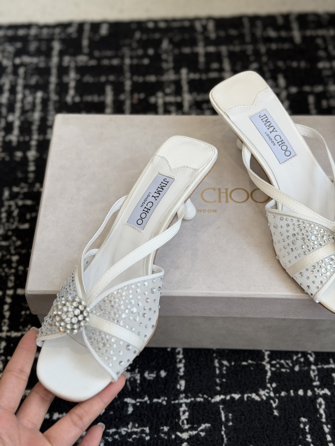 代购级Jimmy Choo 26ss 春夏 系列JC新款 高跟拖鞋 凉鞋模糊鞋履与珠宝配饰之间的界线 鲜