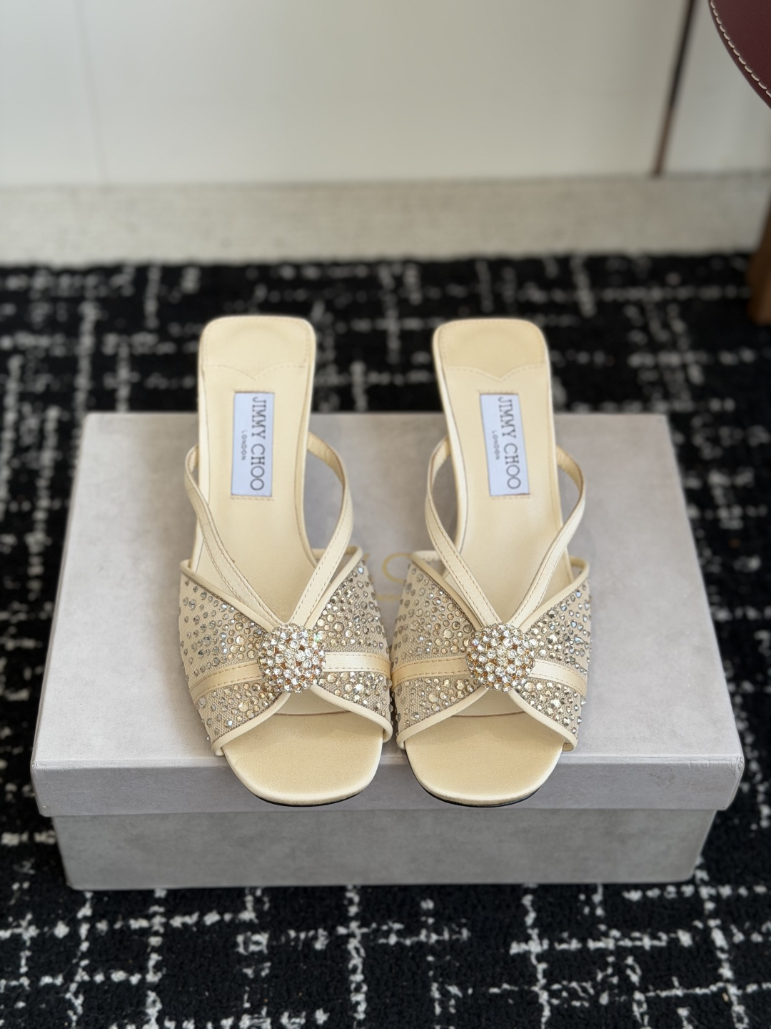 NO:876512,Purchasing-grade Jimmy Choo 26ss spring and summer series JC new high-heeled slippers and sandals blur the line between shoes and jewelry accessories. Distinctive Jimmy Choo style design. Exquisite and graceful draping, just like wearing an elegant ankle chain for slender feet. There are also many exquisite crystal pendants on the heel line, highlighting the unique shoe shape. The pointed toe is paired with a slender high heel, fashionable and eye-catching, unforgettable. Silk/mesh + diamond upper  Sheepskin lining, Italian genuine leather outsole, Height: 5.5CM Size 34-42 (34 40 41 42 customized, non-returnable), high heels and slippers, jimmy choo, sandals, high heels, slippers, sheepskin, real silk, Leather soles19860909代购级 Jimmy Choo 26ss 春夏 系列JC新款 高跟拖鞋 凉鞋 模糊鞋履与珠宝配饰之间的界线 鲜明 Jimmy Choo 风格设计. 精美上优美悬垂,宛如为纤足戴上优雅踝链.另有多颗精美水晶垂饰后跟线,突显别致鞋型,尖头配以纤细高跟,时髦吸睛,令人难以忘怀 鞋面真丝/网面+钻 内里垫脚羊皮 意大利真皮大底 高度:5.5CM Size34-42（34 40 41 42订做不退换）,高跟鞋拖鞋,jimmy choo,sandals,high heels,slippers,sheepskin,real silk,Leather soles,Women's Shoes