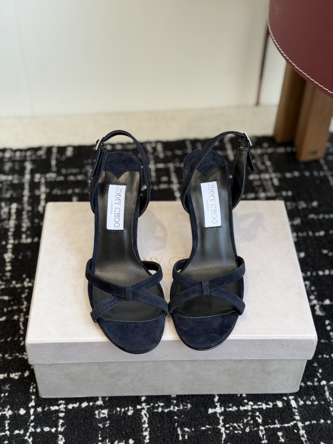 NO:876506,Purchasing agent Jimmychoo Jimmy Choo 2026ss, counter limited edition cross-over flip-up sandals, simple and elegant, the back strap is shaped to give people a refreshing and atmospheric feeling!   Stiletto heels, the same trendy shoes worn by celebrities and internet celebrities from all walks of life!  Out of the ordinary, these sandals come in a variety of colors!  Fabric: Two types of sheepskin/imported lambskin Lining: Imported lambskin Outsole Italian leather outsole Heel height 8.5cm/10.5cm Size# 35-42 (34 40 41 42 customized, non-returnable and non-exchangeable), high heels and sandals, jimmy choo, jimmy choo, sandals, high heels, sheepskin, sheep, Leather soles19860909代购级 Jimmychoo吉米周2026ss,专柜限量款交叉夹脚凉鞋 简约大气,后带工形 给人清爽大气的感觉！  细高跟 各界名媛网红同款潮鞋！与众不同 风情万种凉鞋 多色齐发！ 面料:羊京皮/进口小羊皮两种 内里:进口小羊皮 大底意大利真皮大底 跟高8.5cm/10.5cm Size# 35-42(34 40 41 42 定做不退不换),高跟鞋凉鞋,jimmy choo,jimmy choo,sandals,high heels,sheepskin,sheep,Leather soles,Women's Shoes