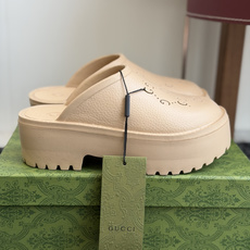 代购级Gucci 古驰26 ss 春夏爆款松糕凉拖系列… GUCCI松糕半拖,摇摇防滑厚底2026夏季新 代购级Gucci 古驰26 ss 春夏爆款松糕凉拖系列… GUCCI松糕半拖,摇摇防滑厚底2026夏季新