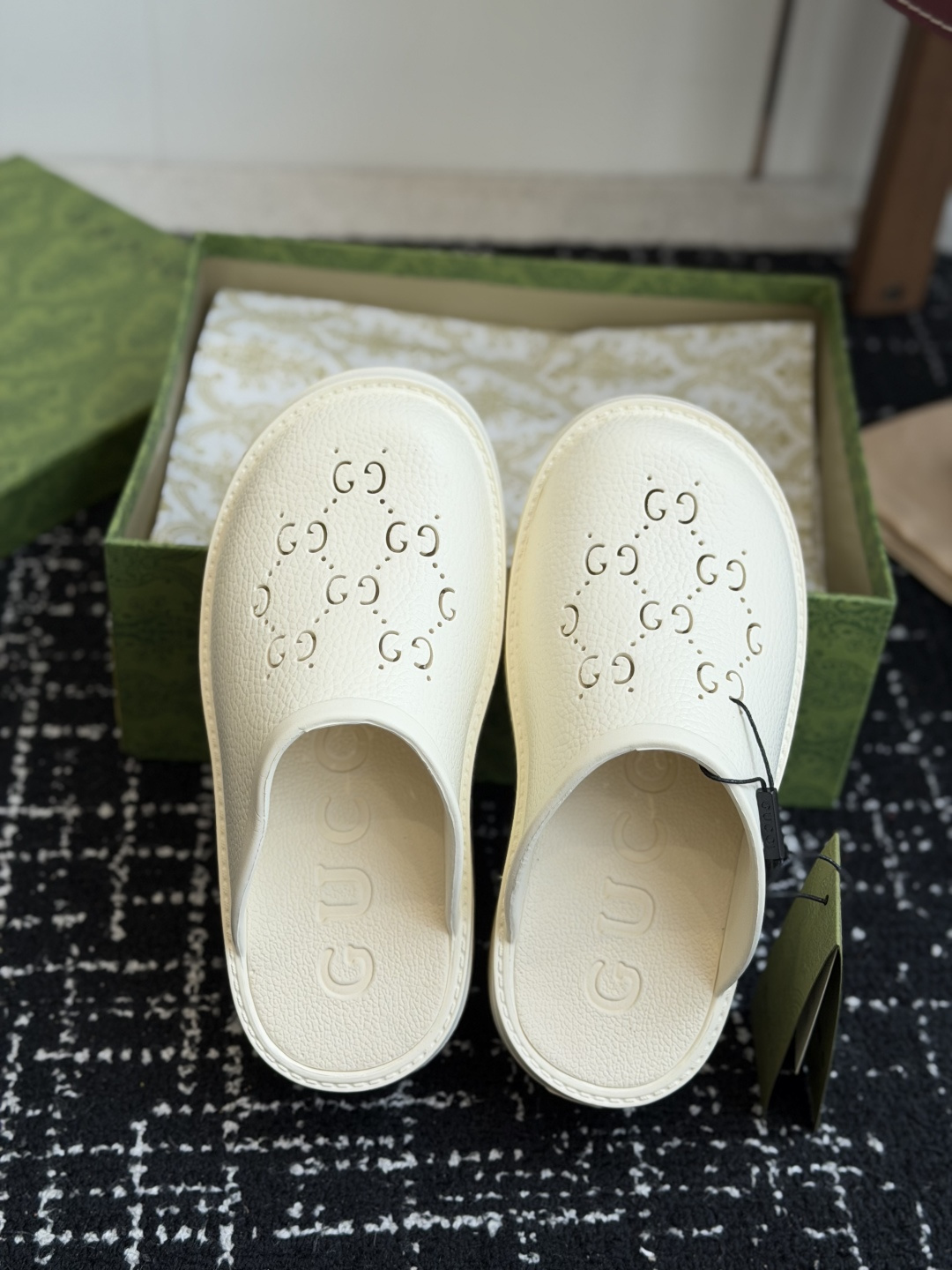 代购级Gucci 古驰26 ss 春夏爆款松糕凉拖系列… GUCCI松糕半拖,摇摇防滑厚底2026夏季新 代购级Gucci 古驰26 ss 春夏爆款松糕凉拖系列… GUCCI松糕半拖,摇摇防滑厚底2026夏季新