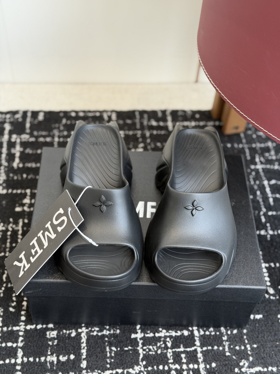 代购级Smfk  26ss 小众潮牌爆款没计感浮雕一字厚底拖鞋爆真的是很耐看越看越喜欢！矮个子宝宝的福音