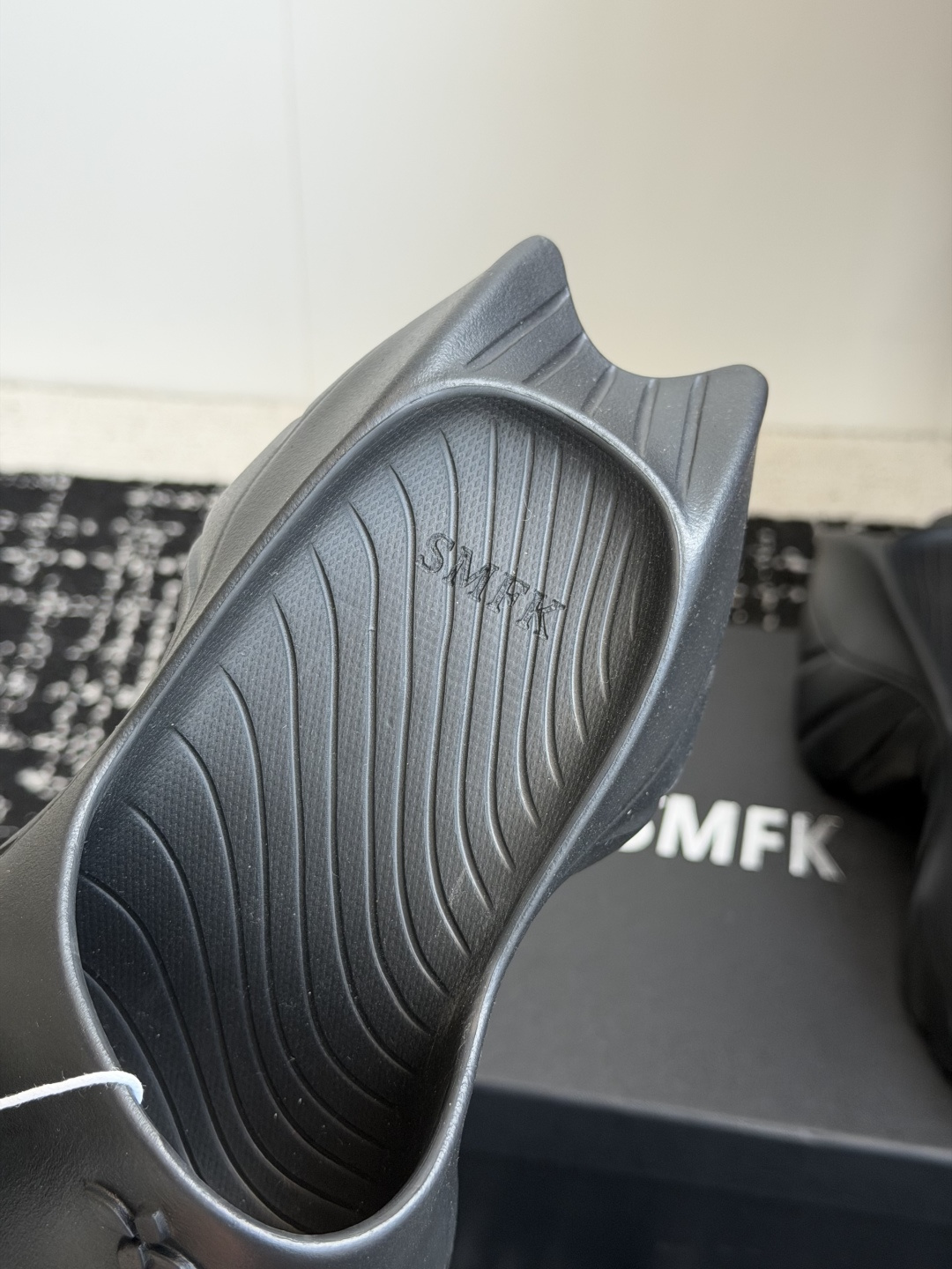 代购级Smfk  26ss 小众潮牌爆款没计感浮雕一字厚底拖鞋爆真的是很耐看越看越喜欢！矮个子宝宝的福音