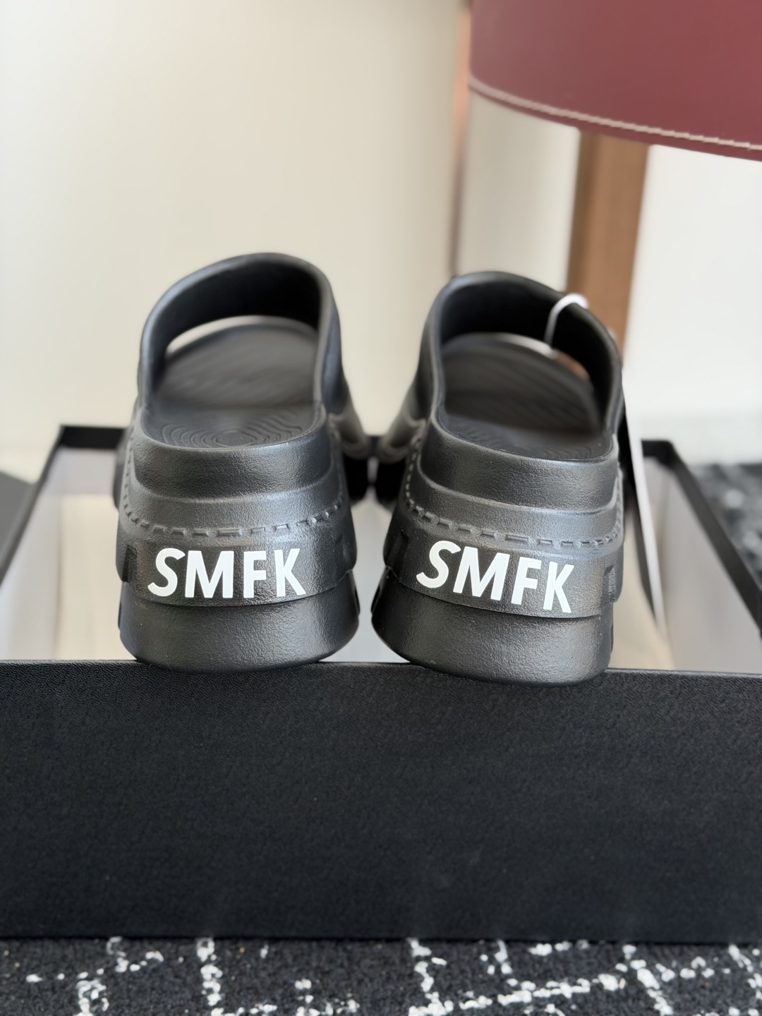 代购级Smfk  26ss 小众潮牌爆款没计感浮雕一字厚底拖鞋爆真的是很耐看越看越喜欢！矮个子宝宝的福音