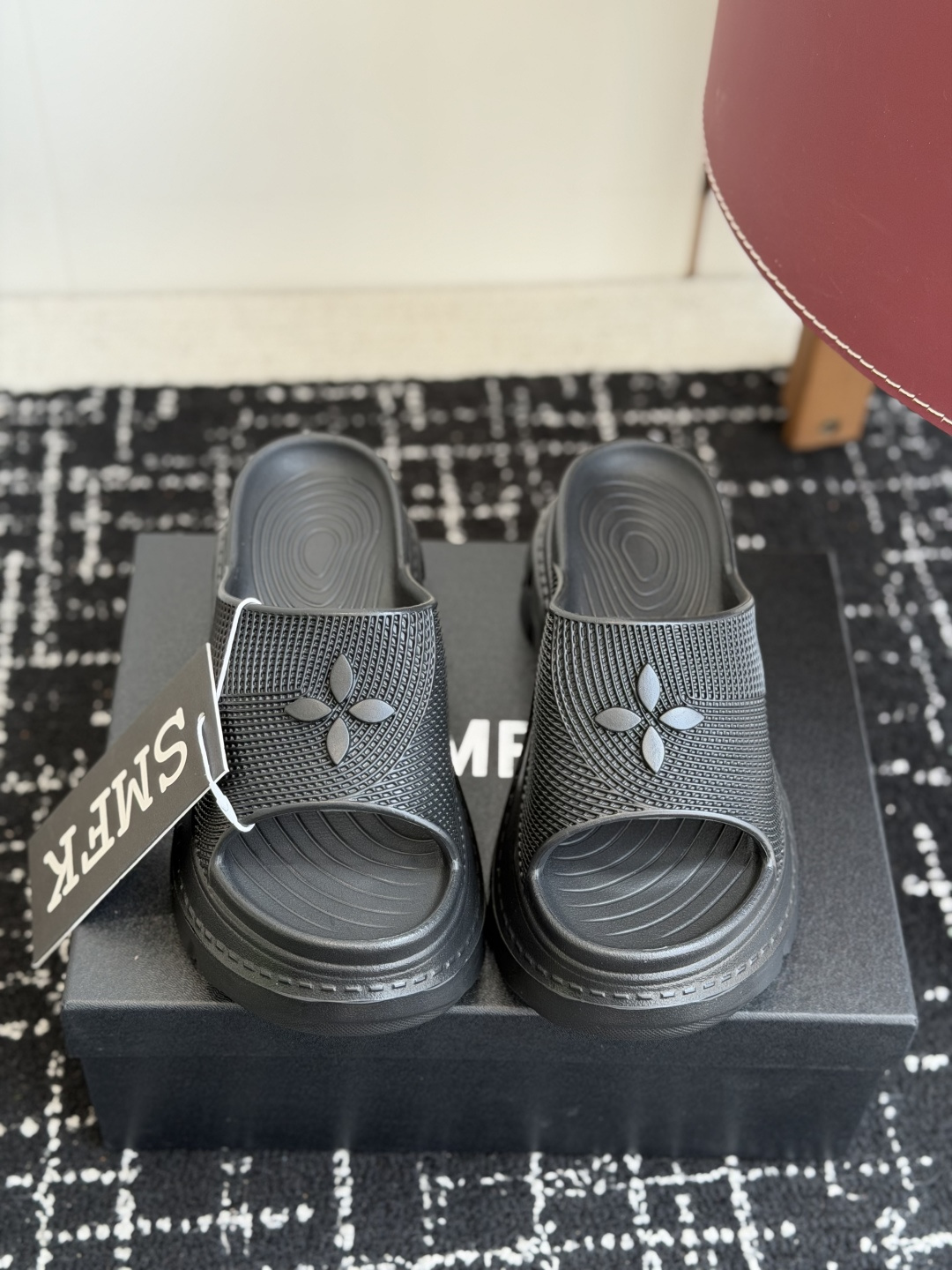 代购级Smfk  26ss 小众潮牌爆款没计感浮雕一字厚底拖鞋爆真的是很耐看越看越喜欢！矮个子宝宝的福音